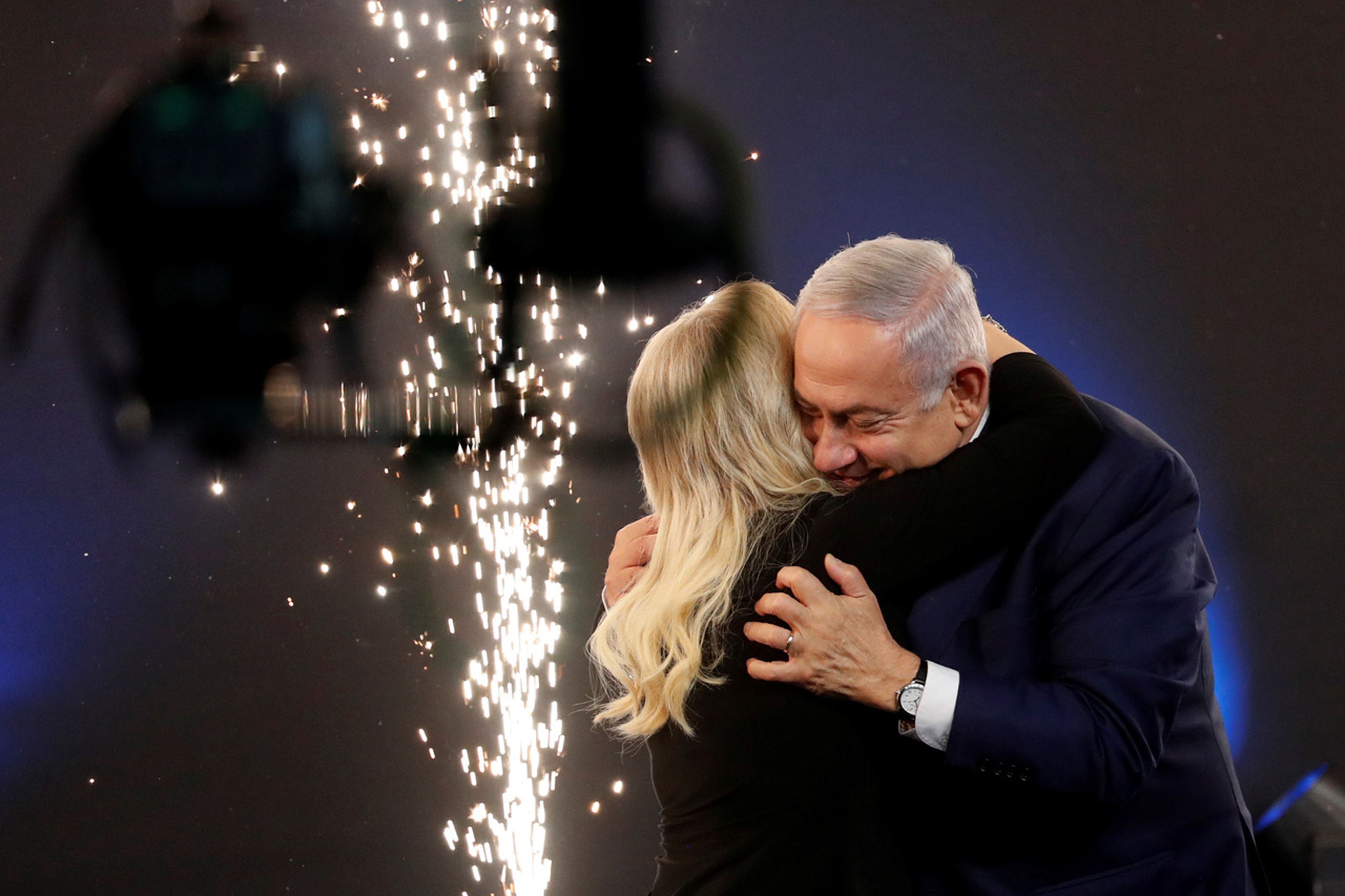 Netanyahu se abraza a su mujer en la comparecencia después de la noche electoral en Israel.