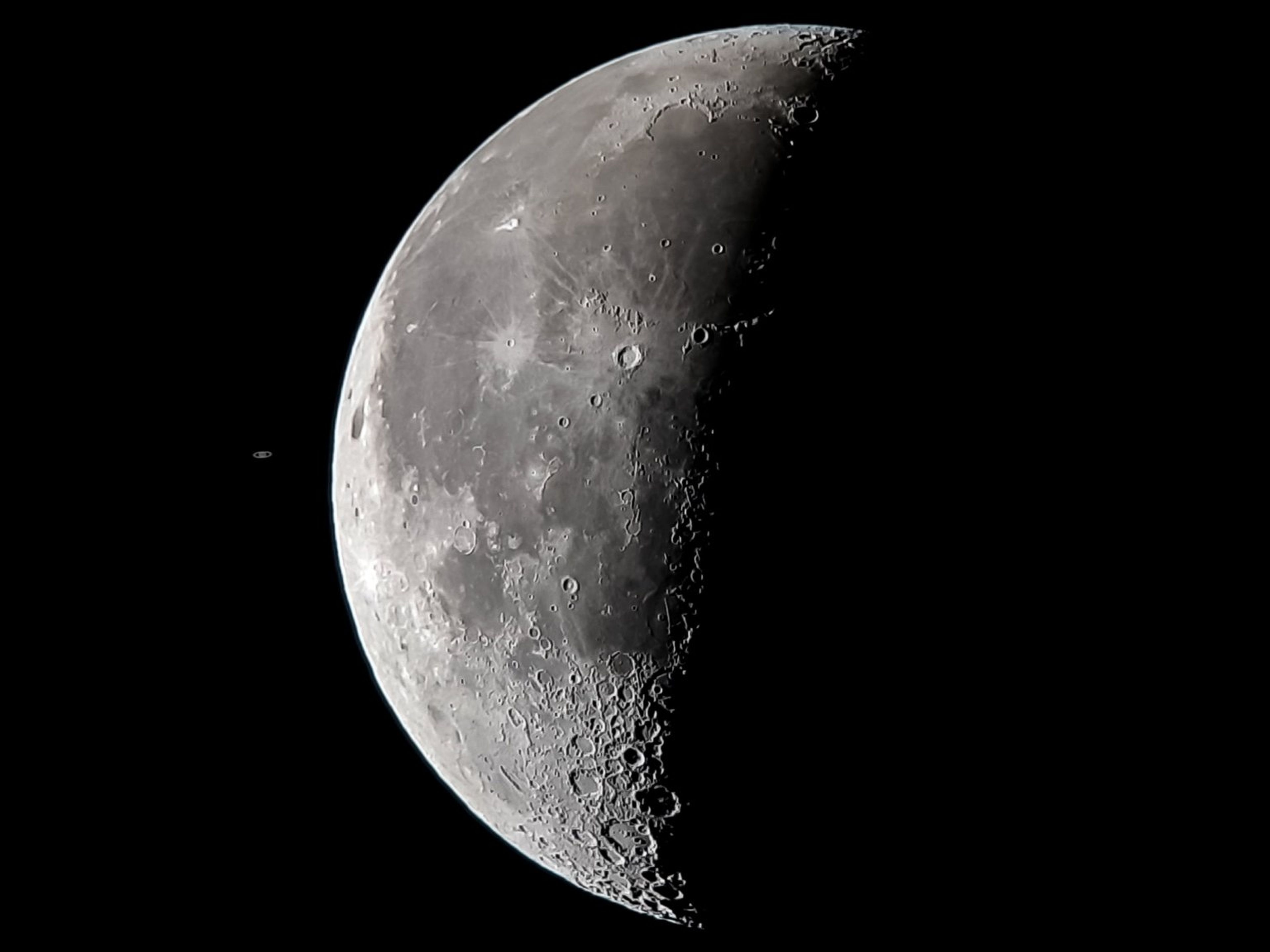 La ocultación de Saturno por la Luna, vista desde Sudáfrica el 29 de marzo de 2019, usando un smartphone montado en un telescopio.