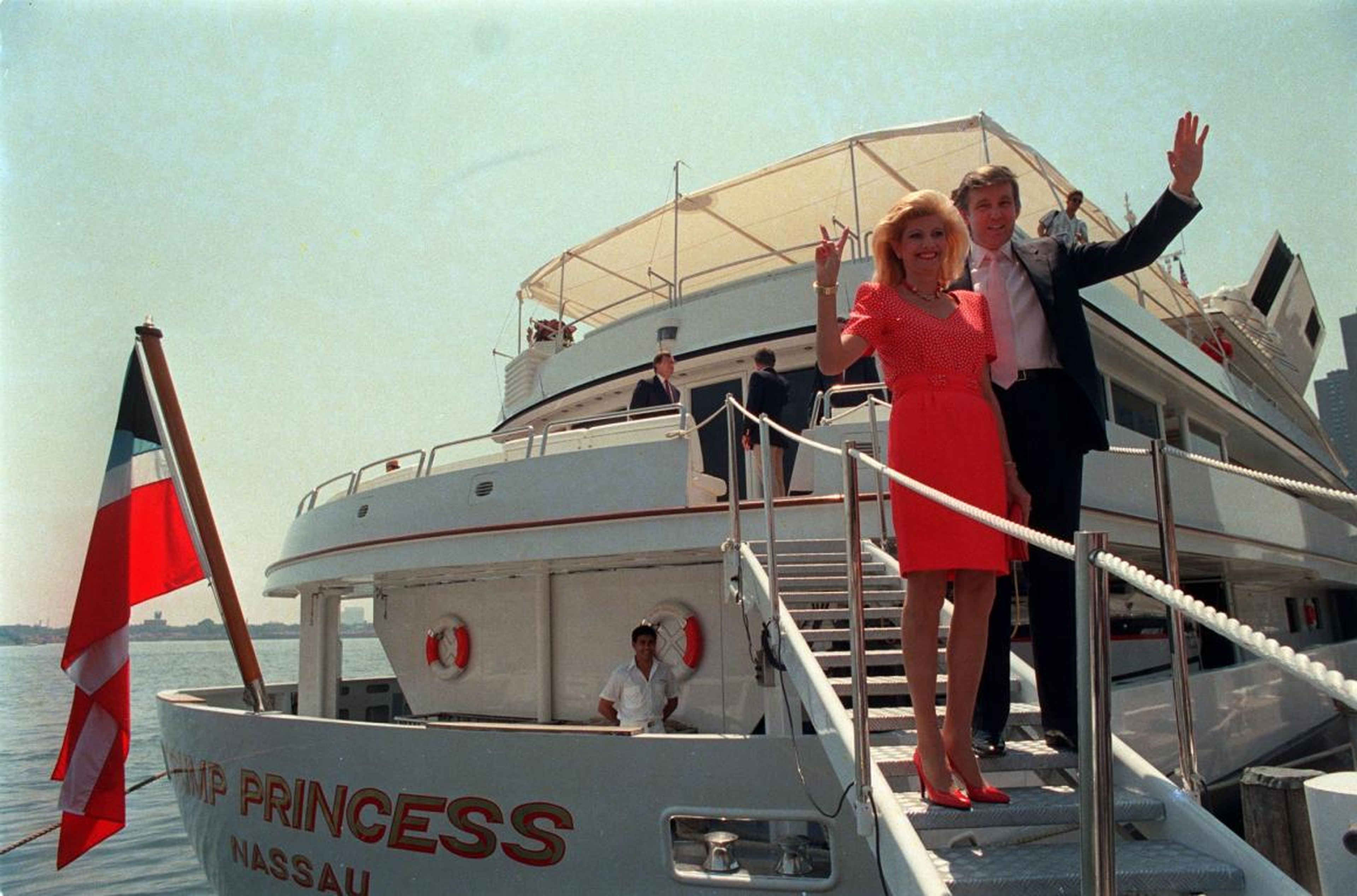El empresario de real estate Donald Trump saluda a los reporteros con su mujer mientras embarcan en su lujoso yate The Trump Princess en Nueva York. Lunes 4 de julio de 1988.