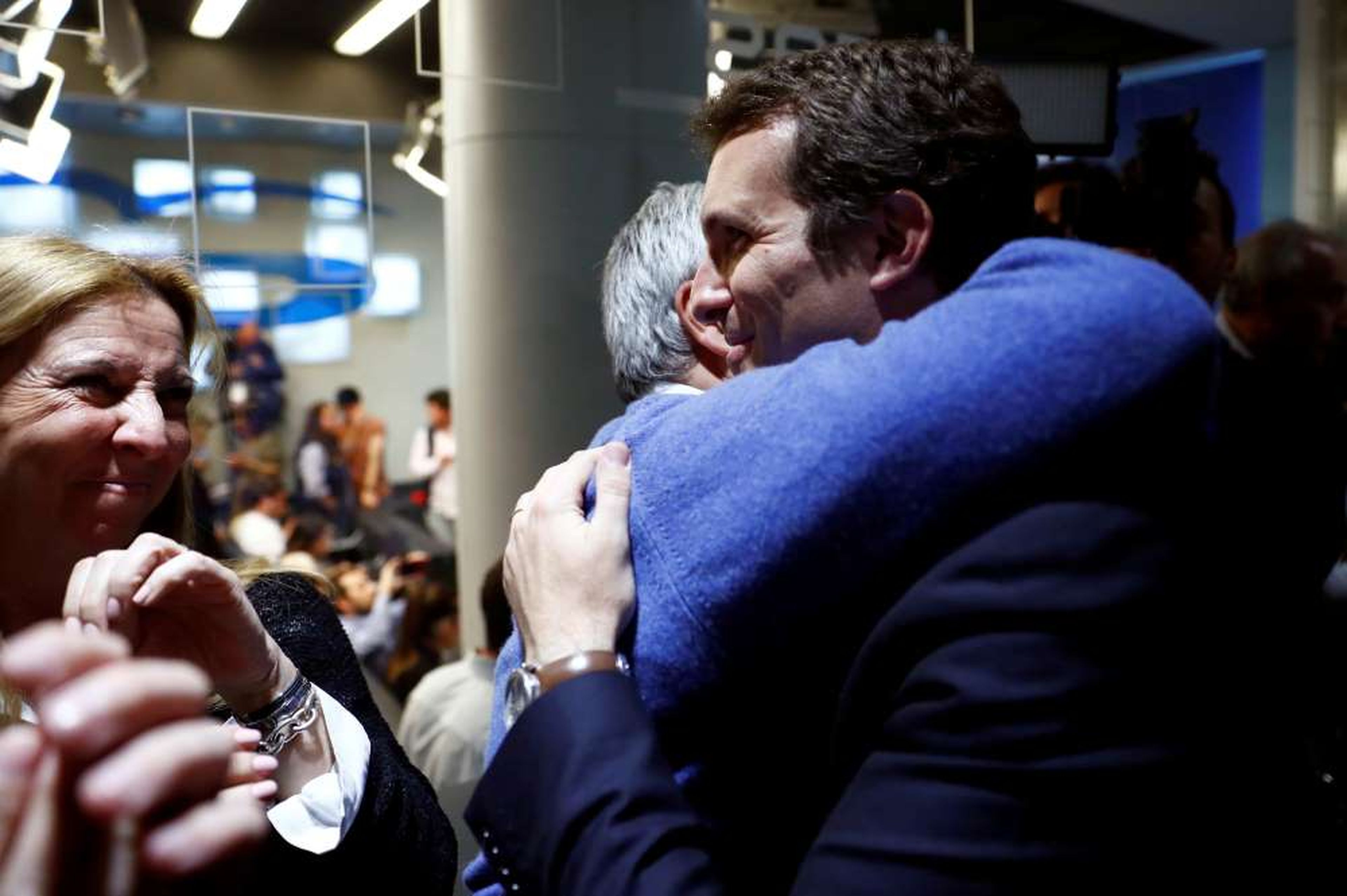 Pablo Casado recibe un abrazo tras las elecciones