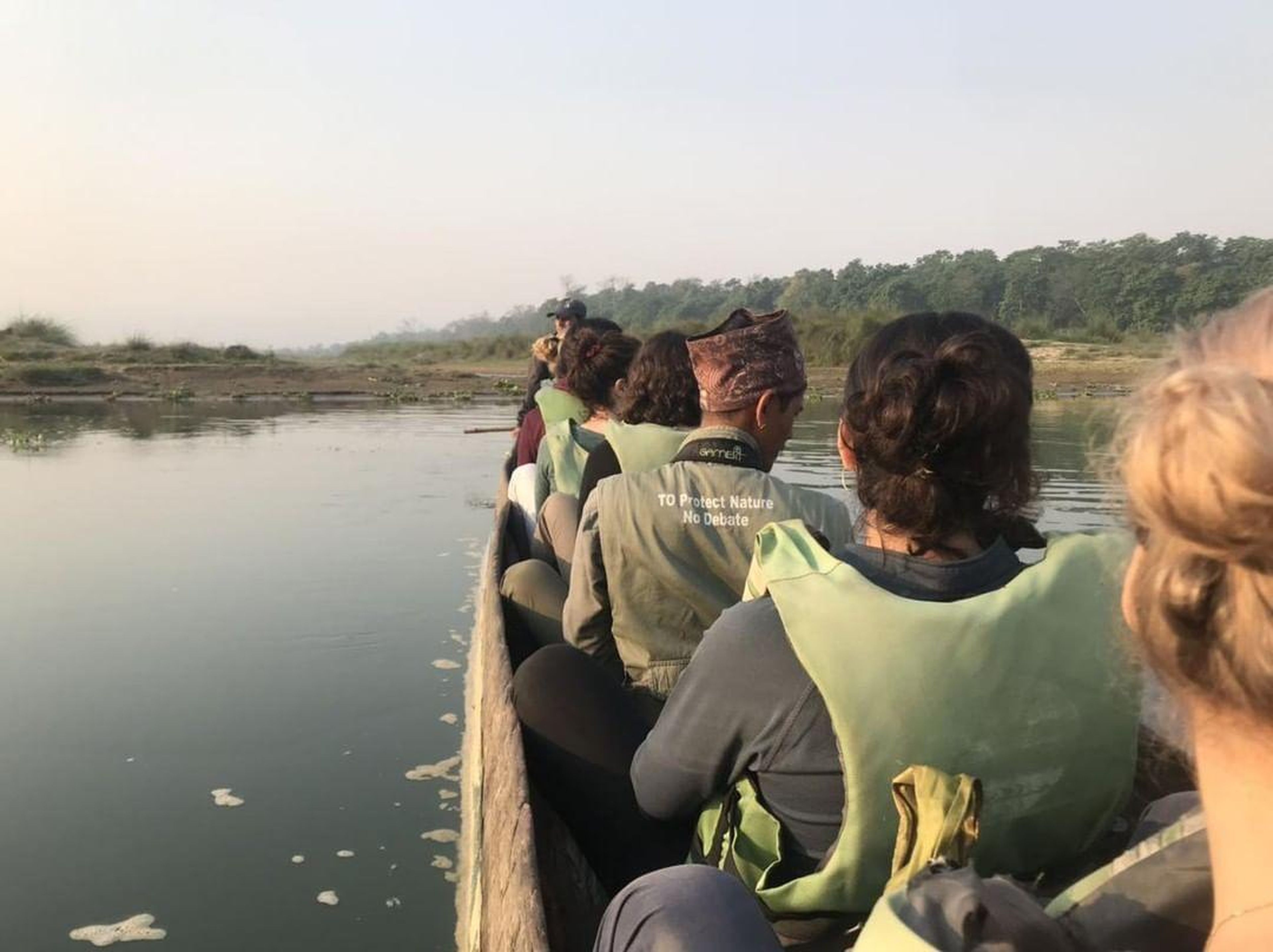 el paseo en canoa en chitwan