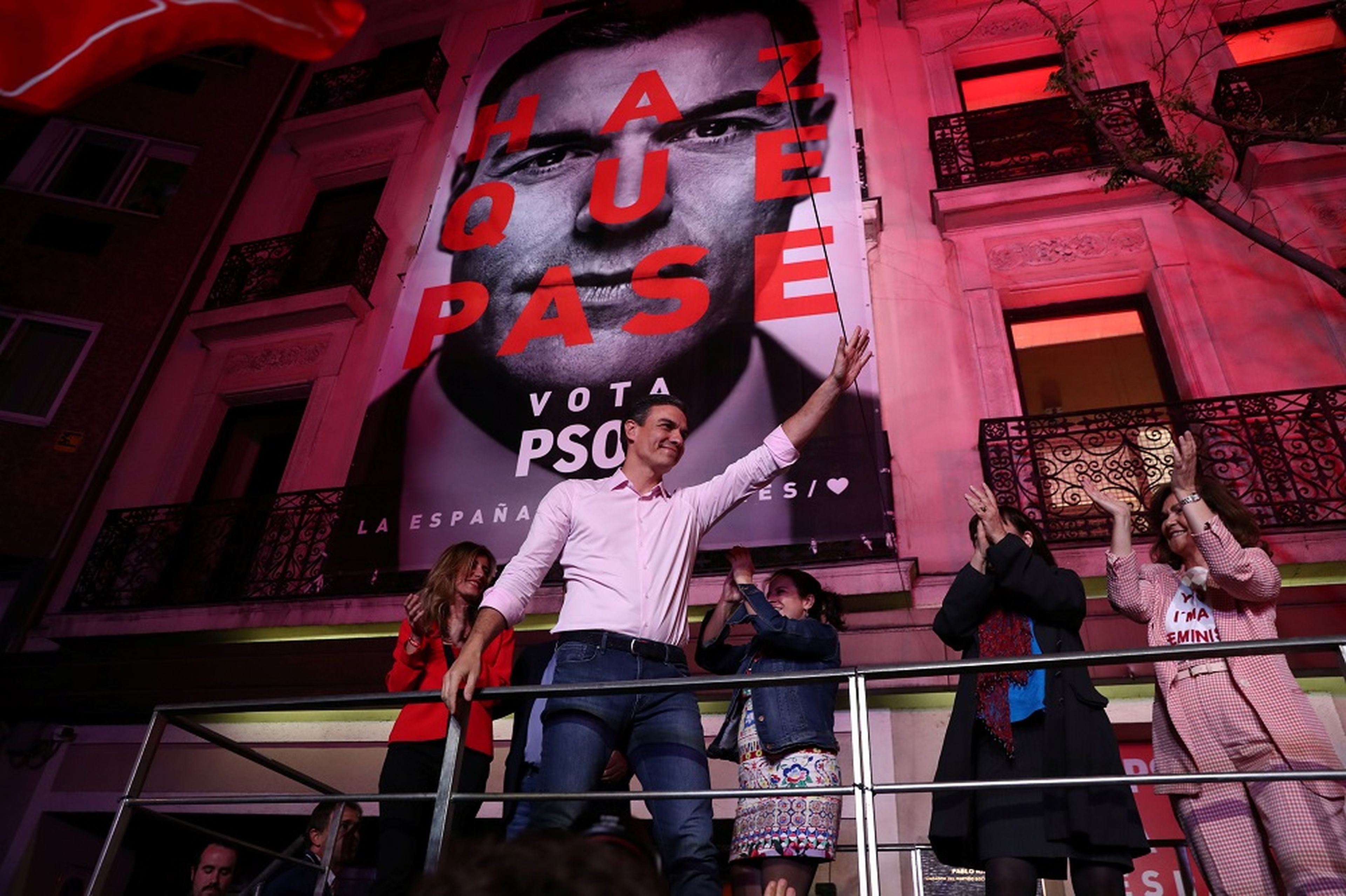 Pedro Sánchez celebra el resultado electoral en la sede de Ferraz
