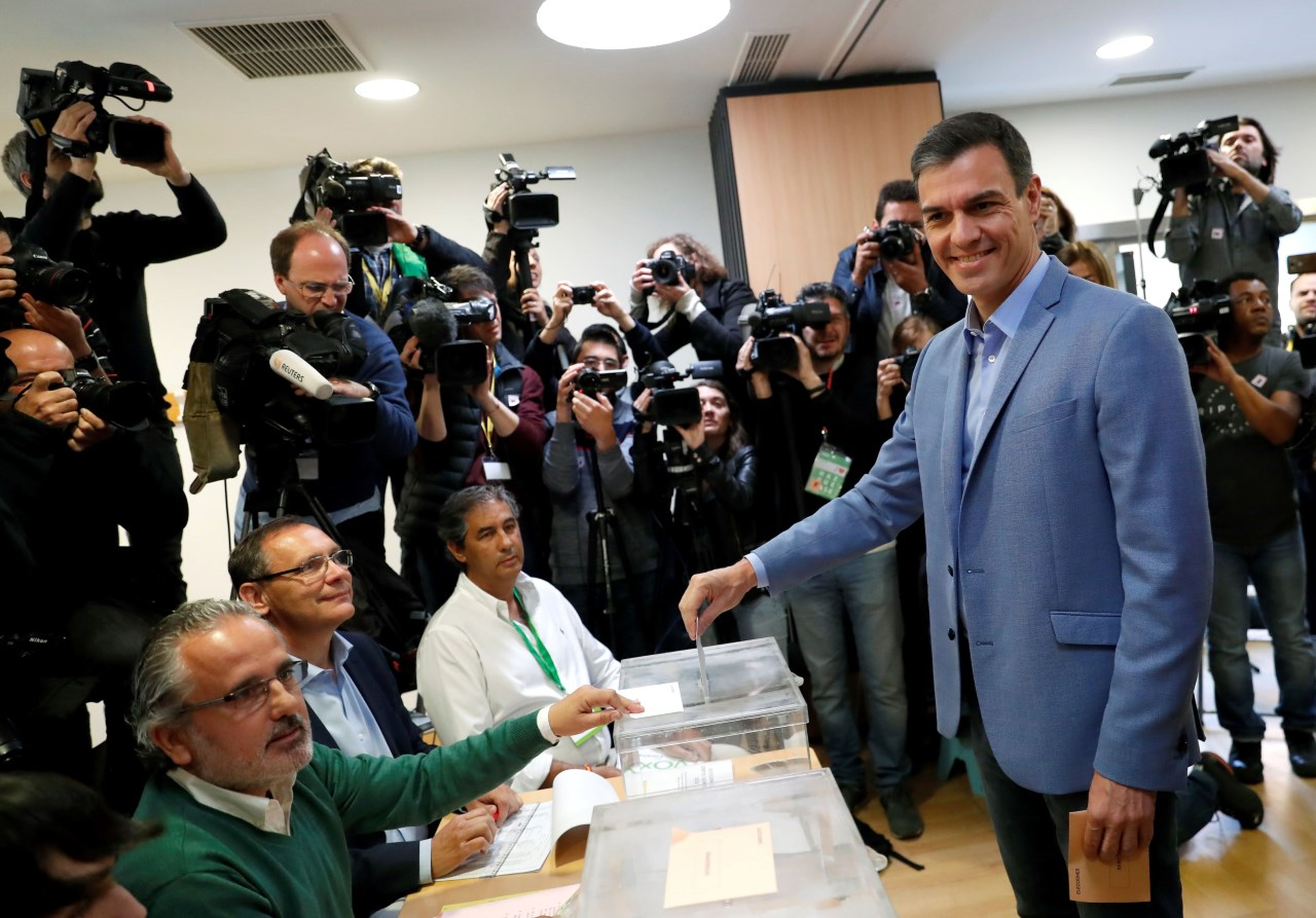 Pedro Sánchez vota en las Elecciones Generales 2019.