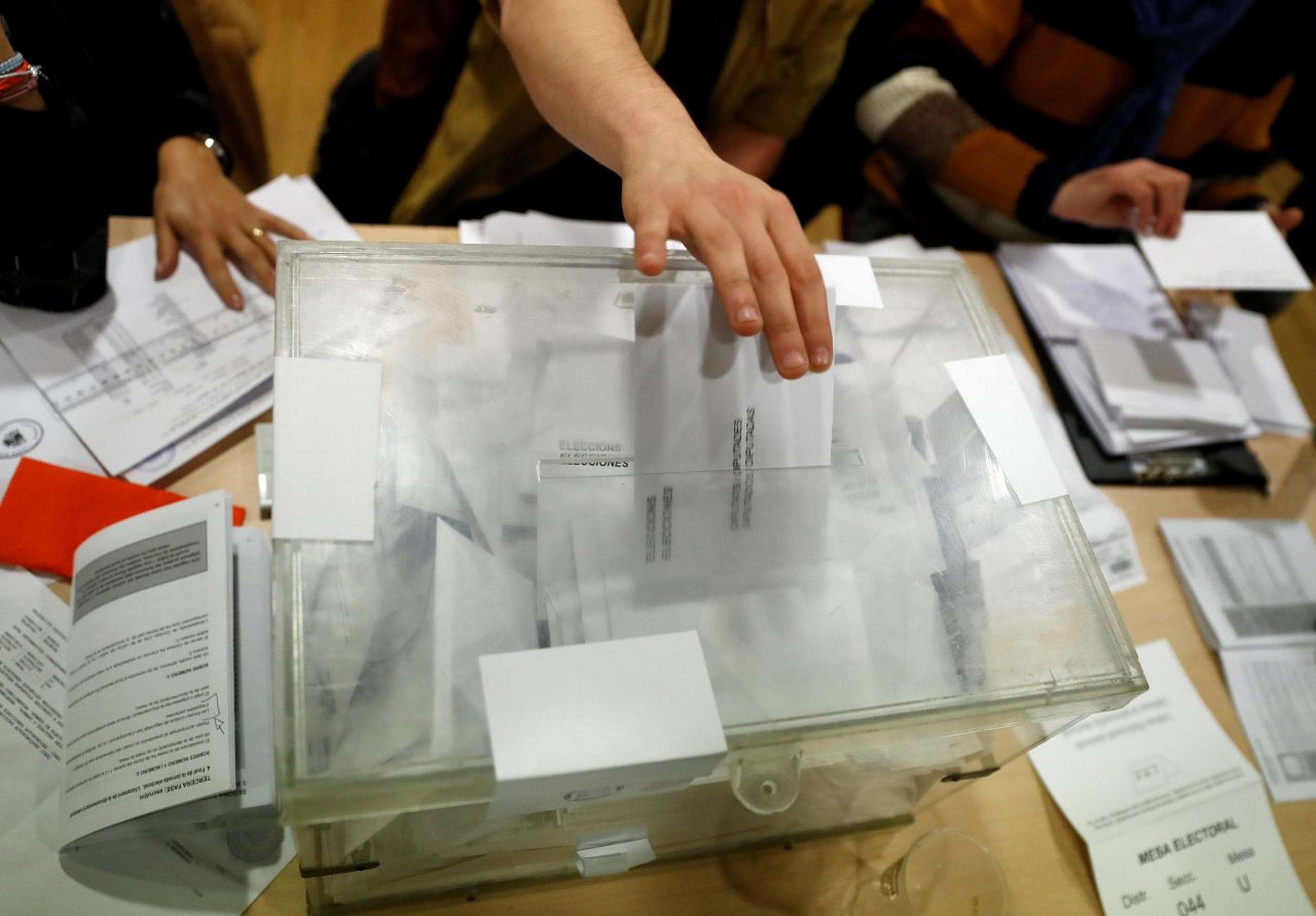 Una persona deposita su voto en una urna en las Elecciones Autonómicas Catalanas de 2017