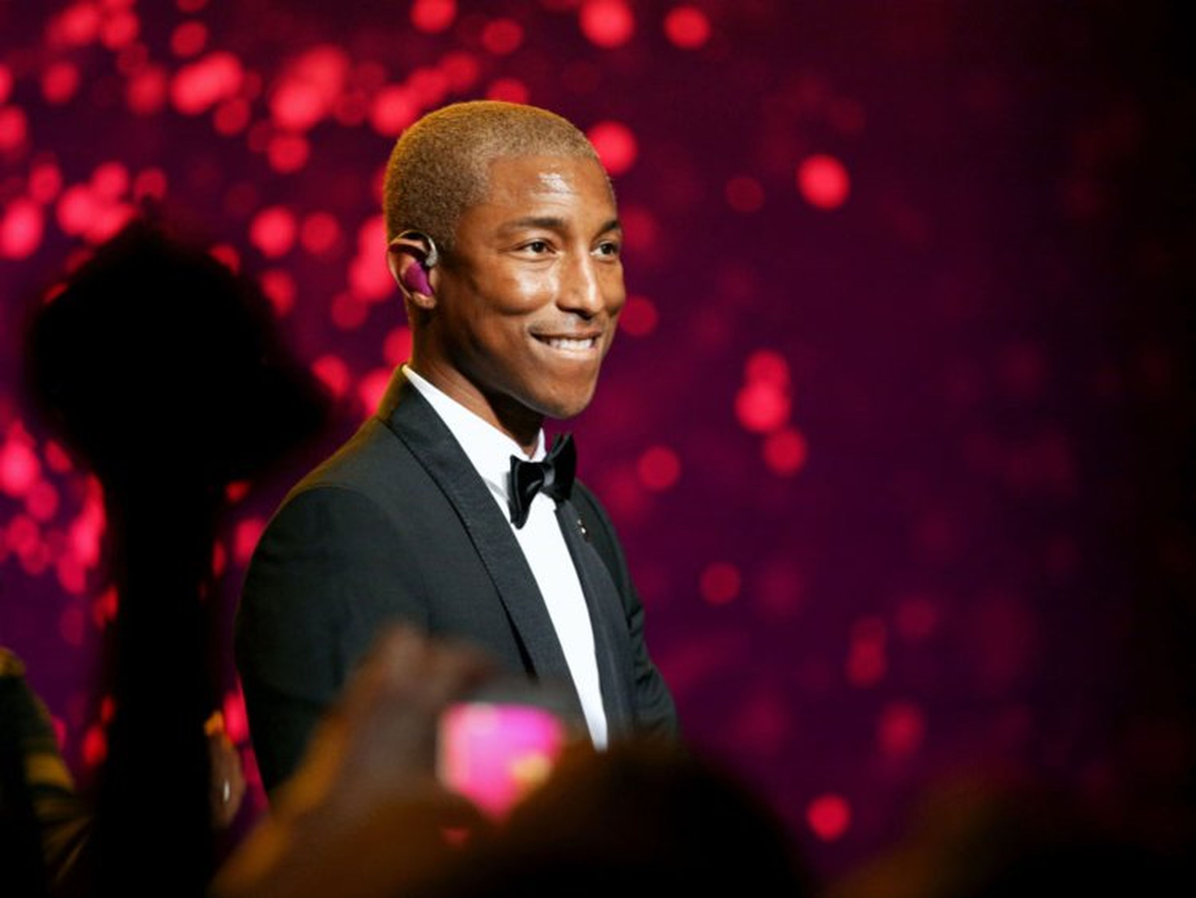 Pharrel Williams actuando en la gala bianual de UNICEF en 2018