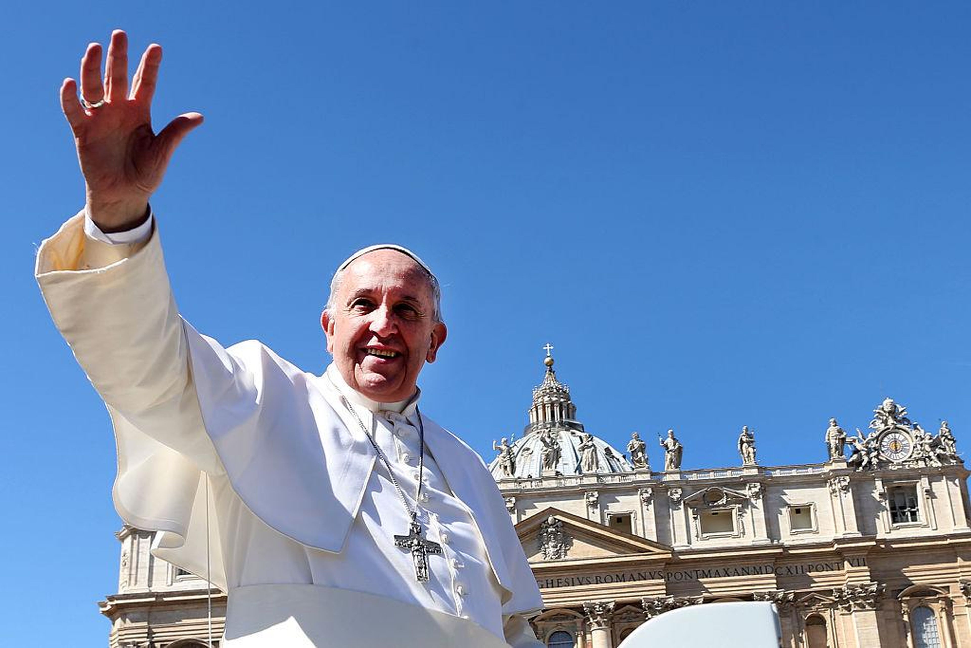 El Papa Francisco saluda a los fieles cuando sale de la Plaza de San Pedro al final de la Misa del Domingo de Ramos el 29 de marzo de 2015 en la Ciudad del Vaticano, Vaticano.