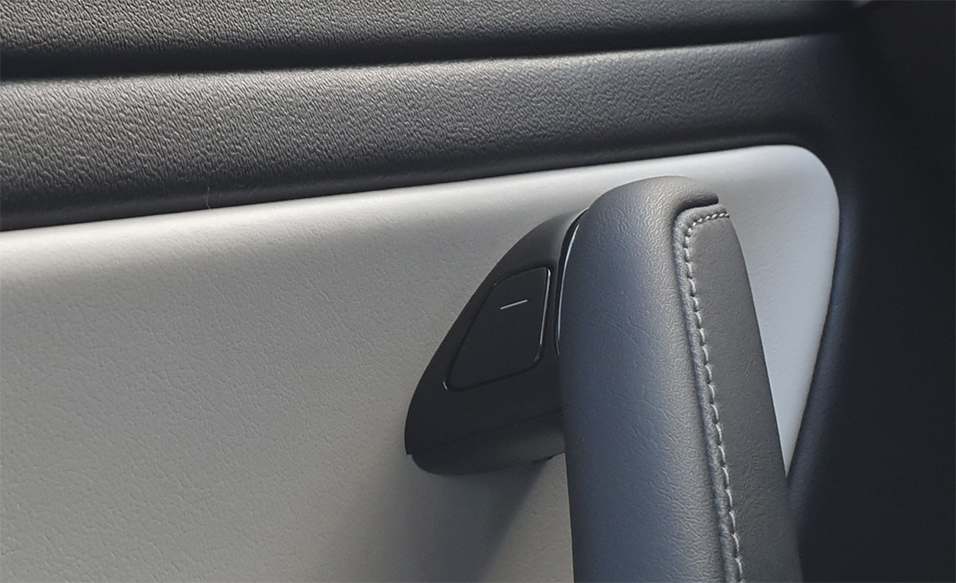 En lugar de haber un tirador manual, la puerta del Model 3 cuenta con un botón eléctrico que habilita su apertura