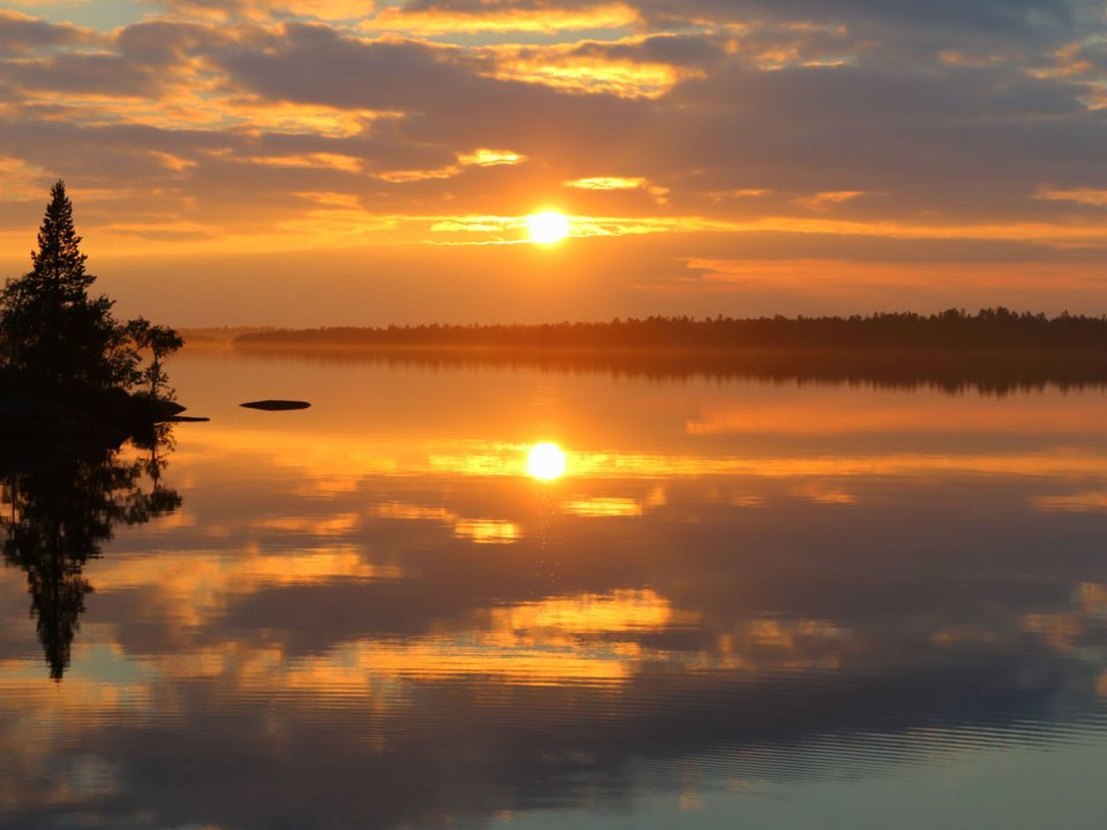 Puesta de sol en el lago Inari en Finlandia.