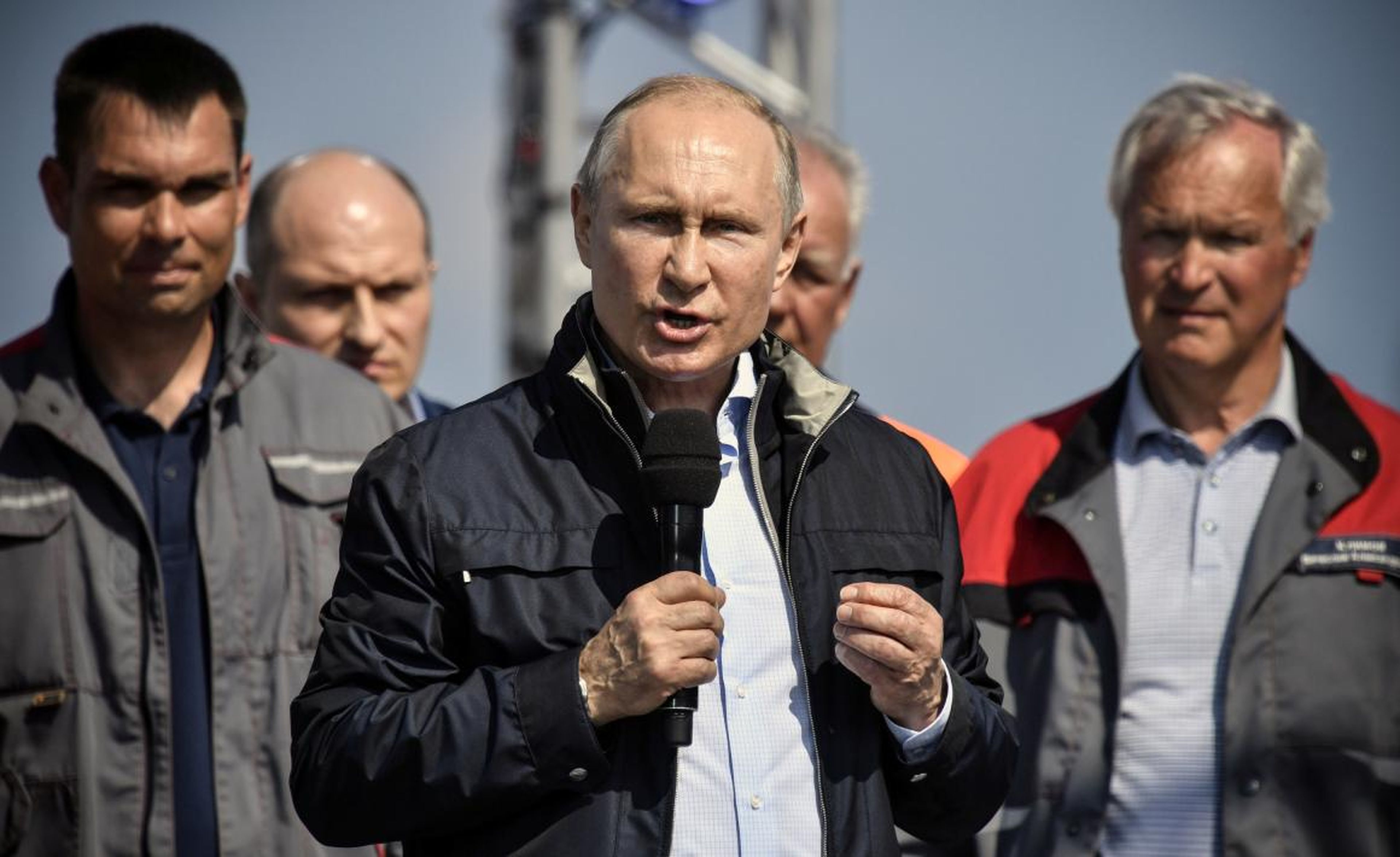 Putin se dirige a los trabajadores en la ceremonia de inauguración del Puente sobre el estrecho de Kerch.