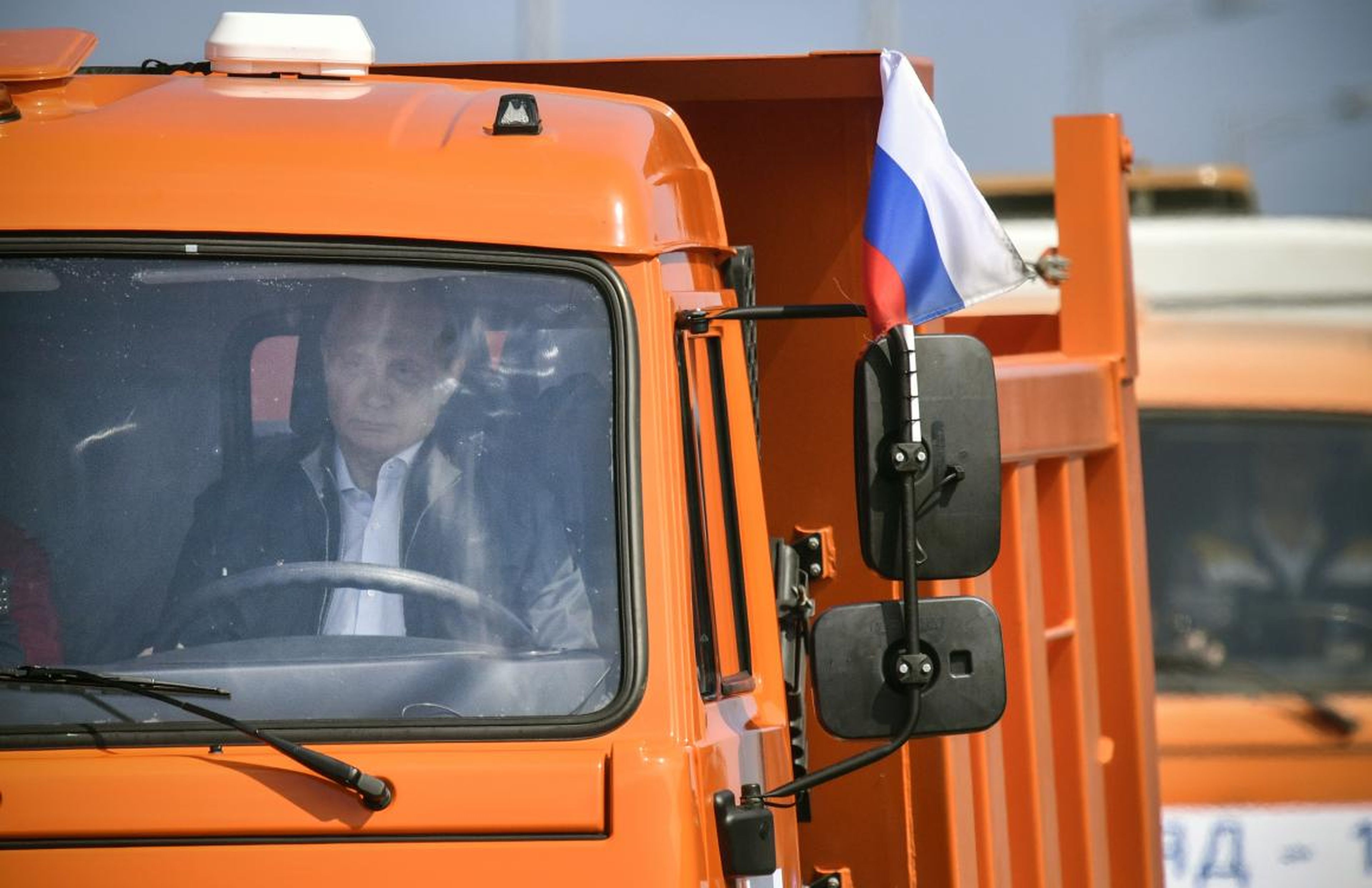 Putin conduce un camión en la inauguración del puente sobre el estrecho de Kerch en 2018. Los hackers desactivaron parcialmente los sistemas de navegación de los barcos cercanos durante el evento.