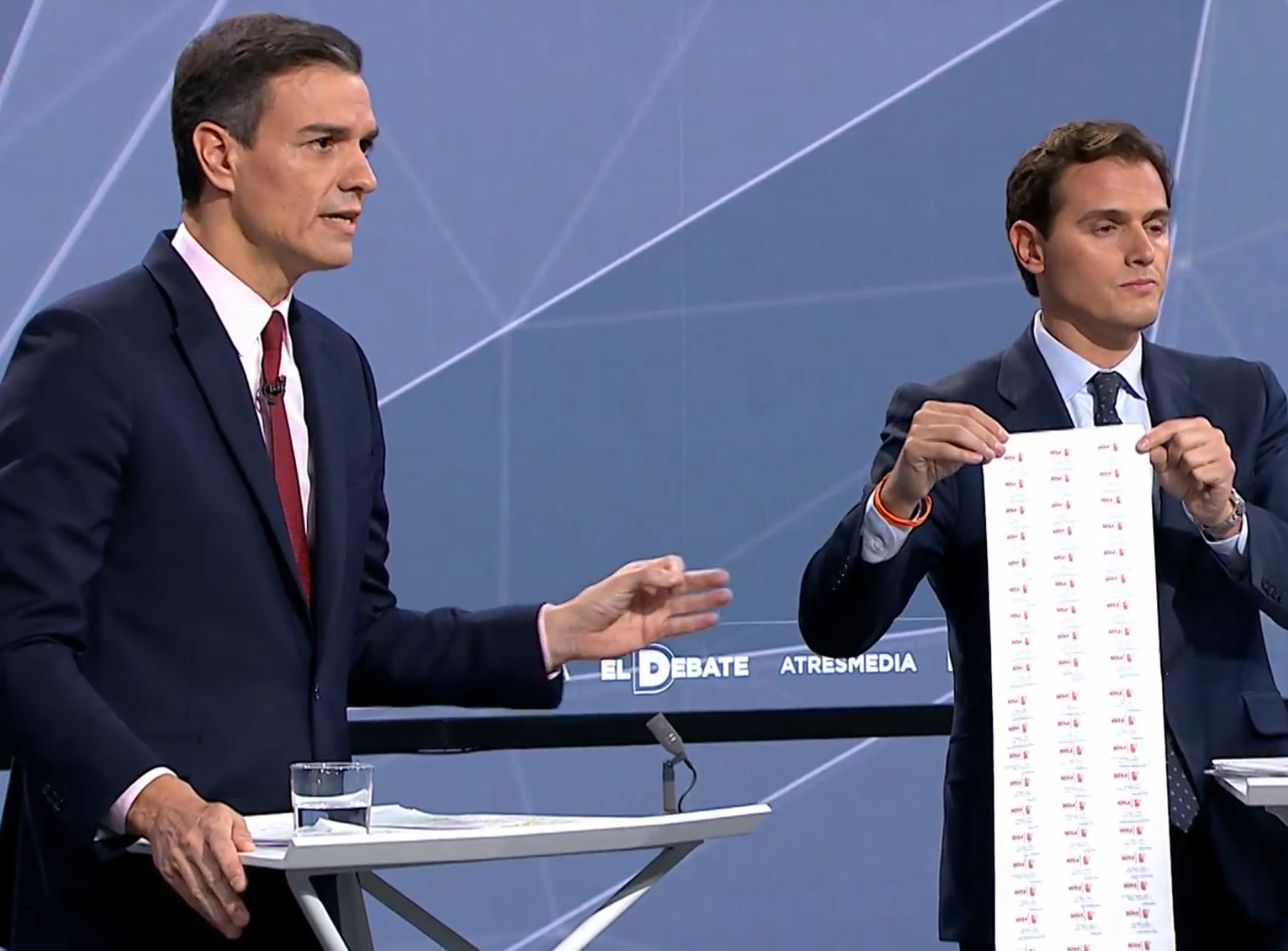 Rivera muestra a Sánchez una hoja con los casos de corrupción del PSOE.