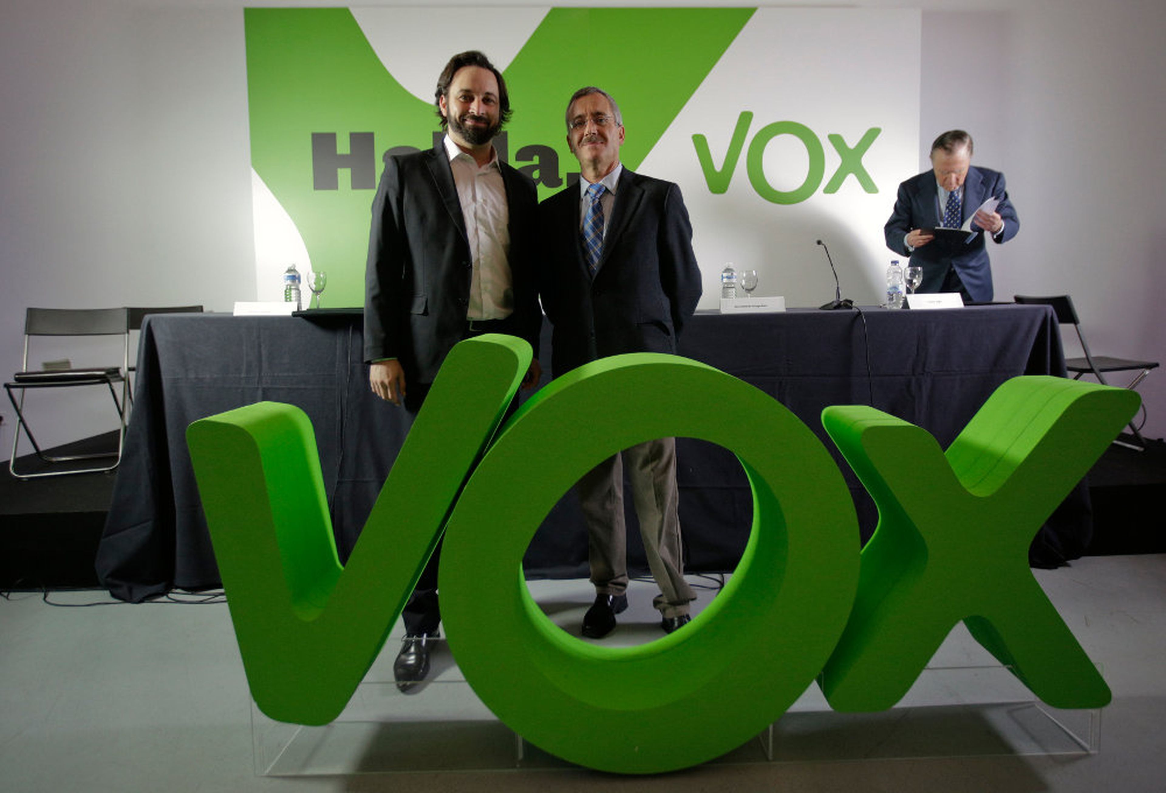 Santiago Abascal posa junto a J. Antonio Orteha Lara el día de la presentación de VOX, el 16 de enero de 2014.