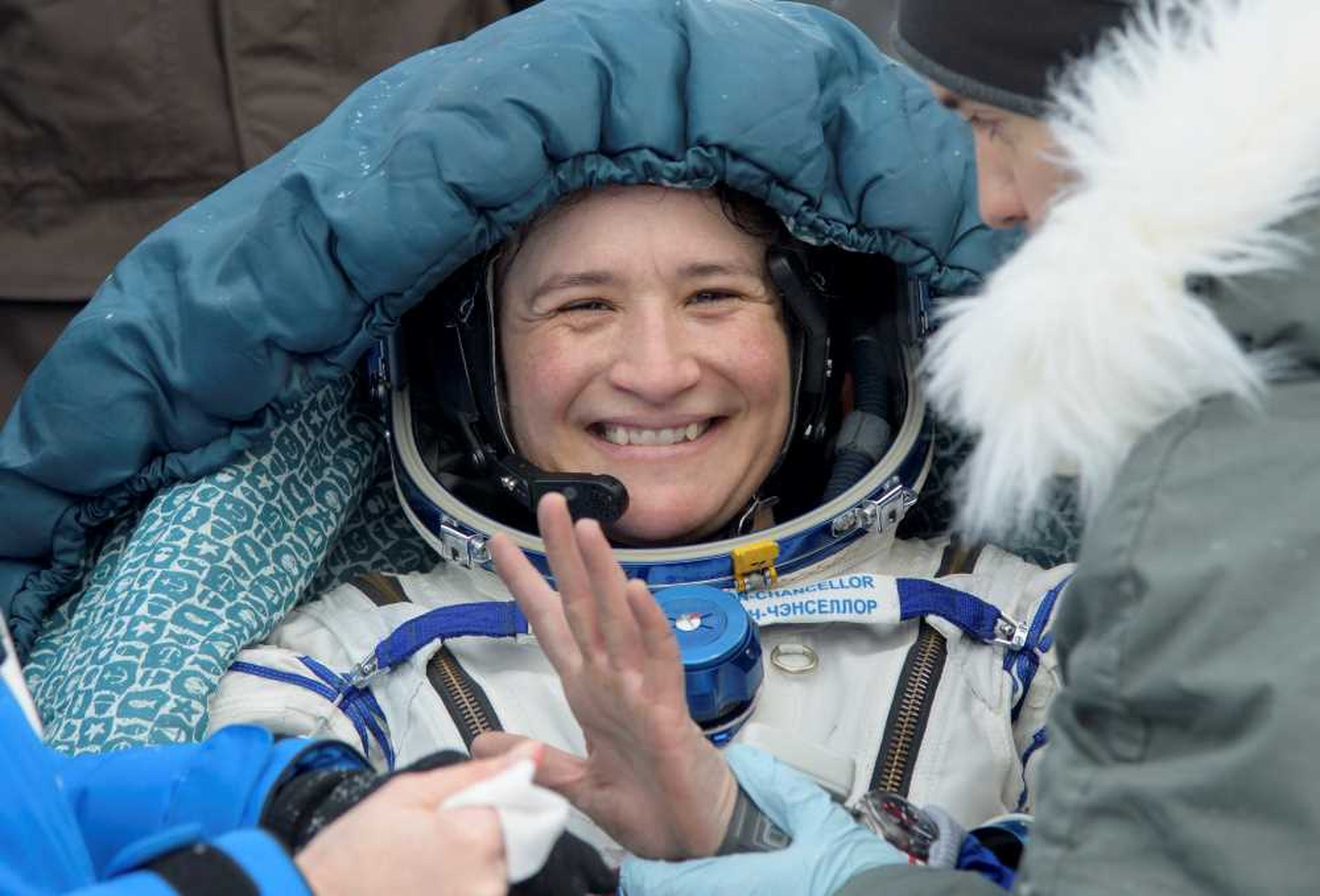 La astronauta de la NASA, Serena Auñón-Chancellor, es atendida nada más regresar de un viaje de 197 días en el espacio.