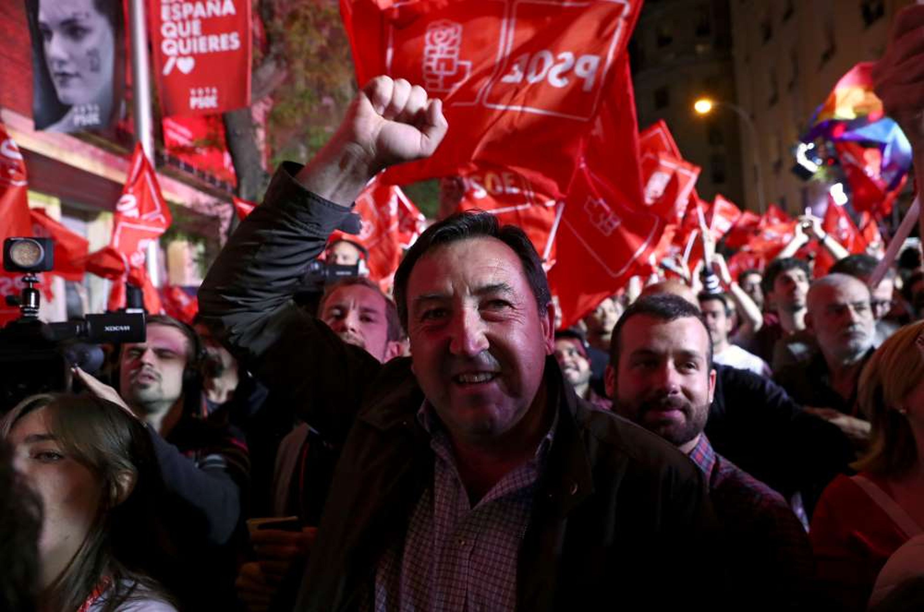 Simpatizantes del PSOE celebran los resultados