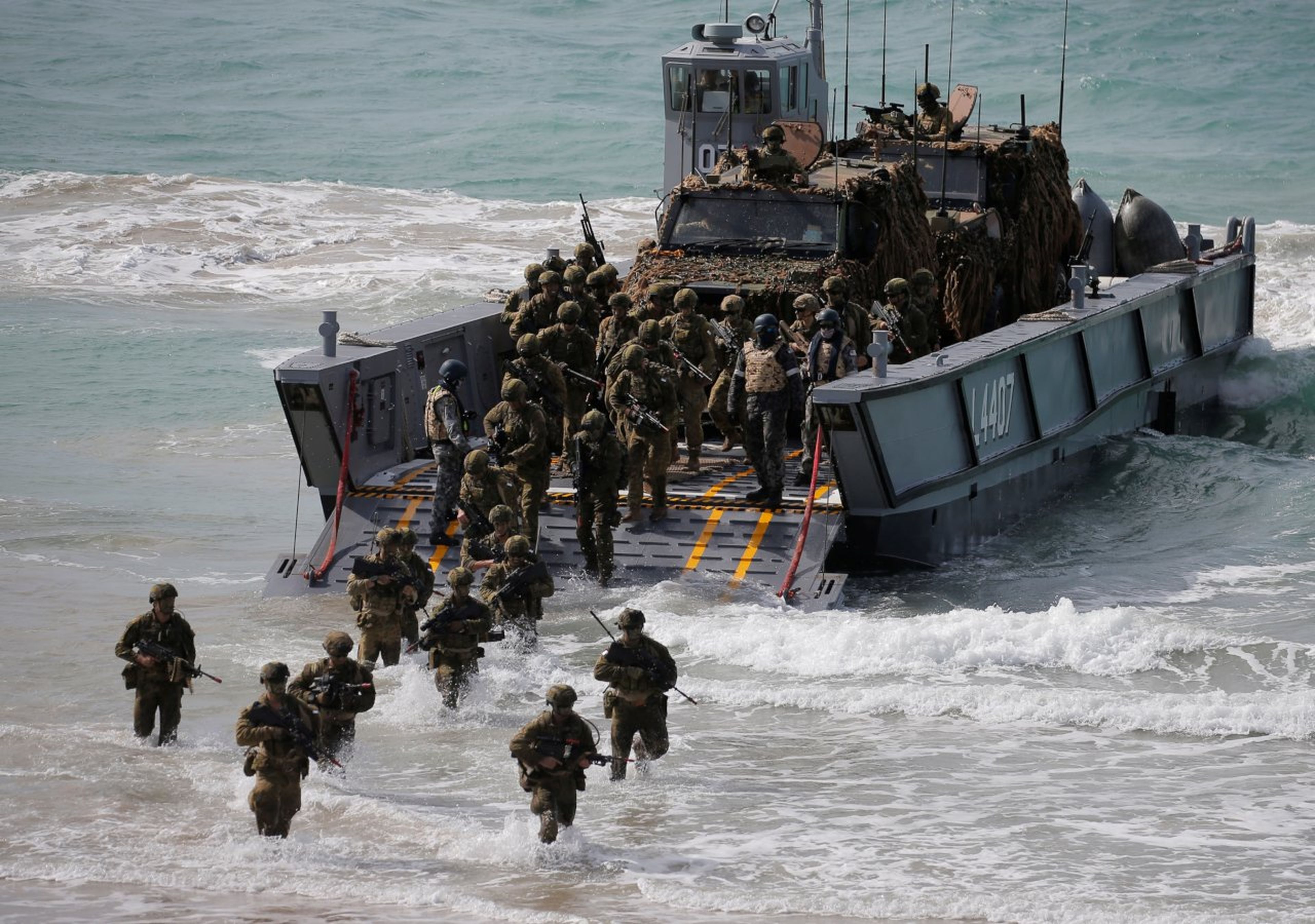 Soldados australianos desembarcan durante unas maniobras anfibias