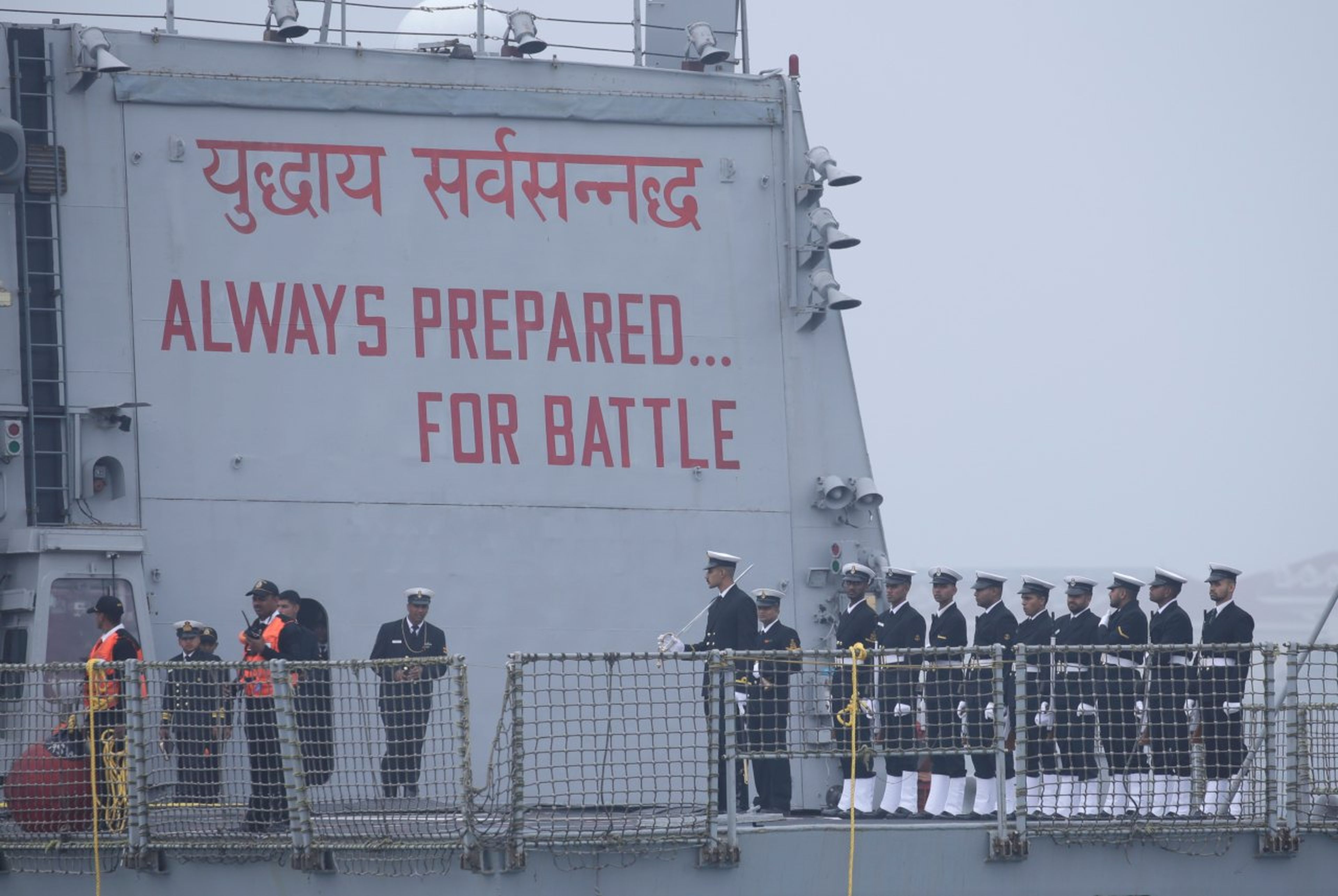 Soldados de la marina india en un barco de guerra