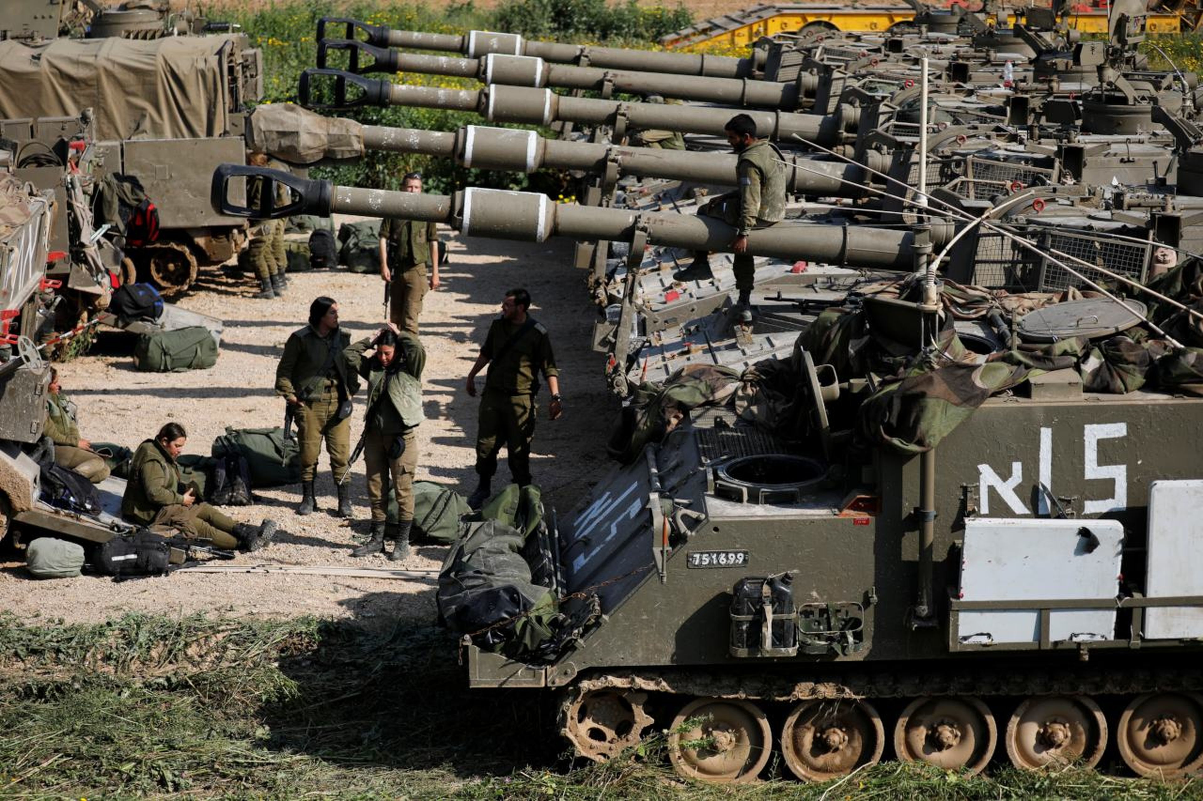 Soldados y tanques del ejército israelí en la frontera con Gaza