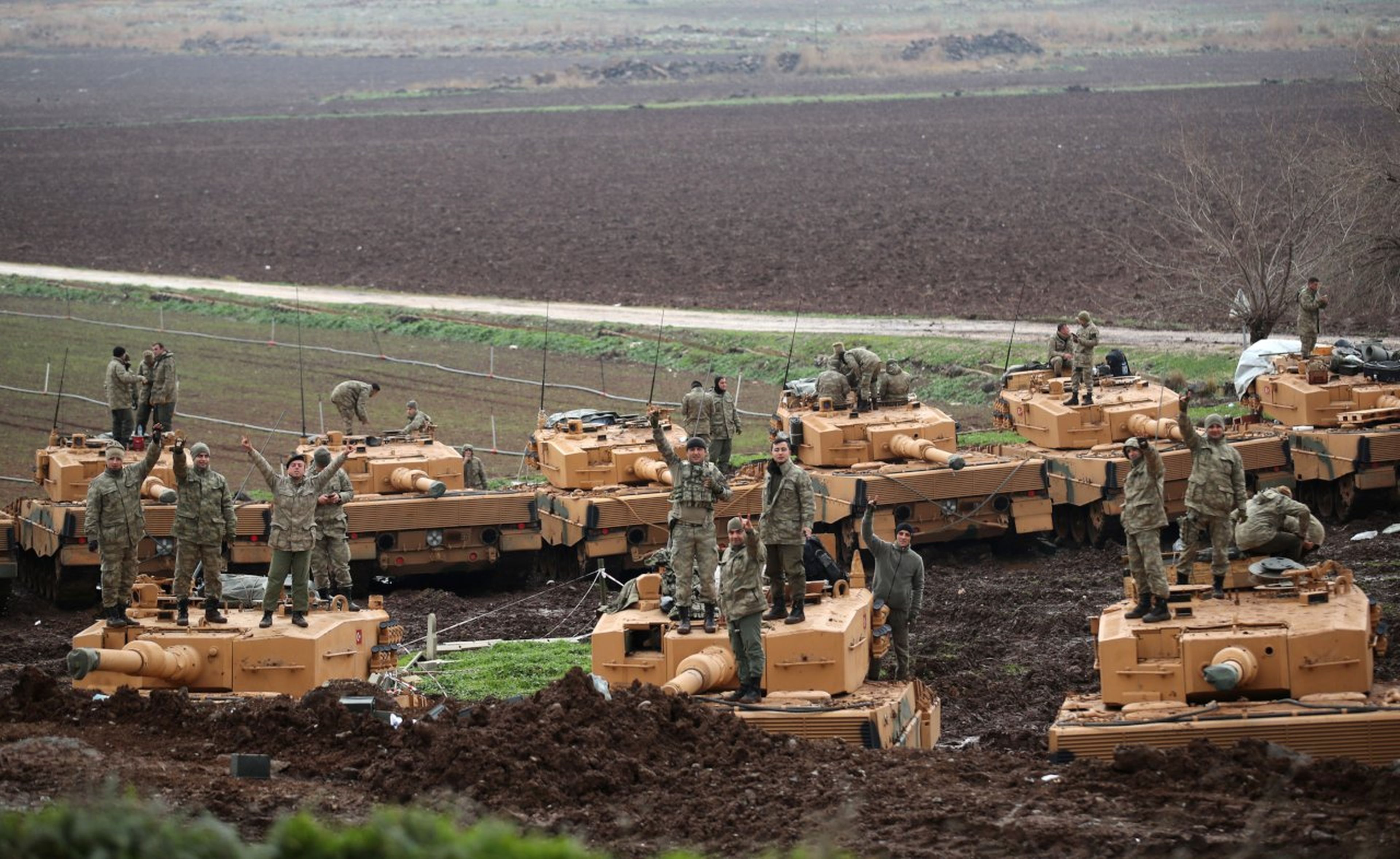 Soldados y tanques del ejército de Turquía en su avance en el norte de Siria