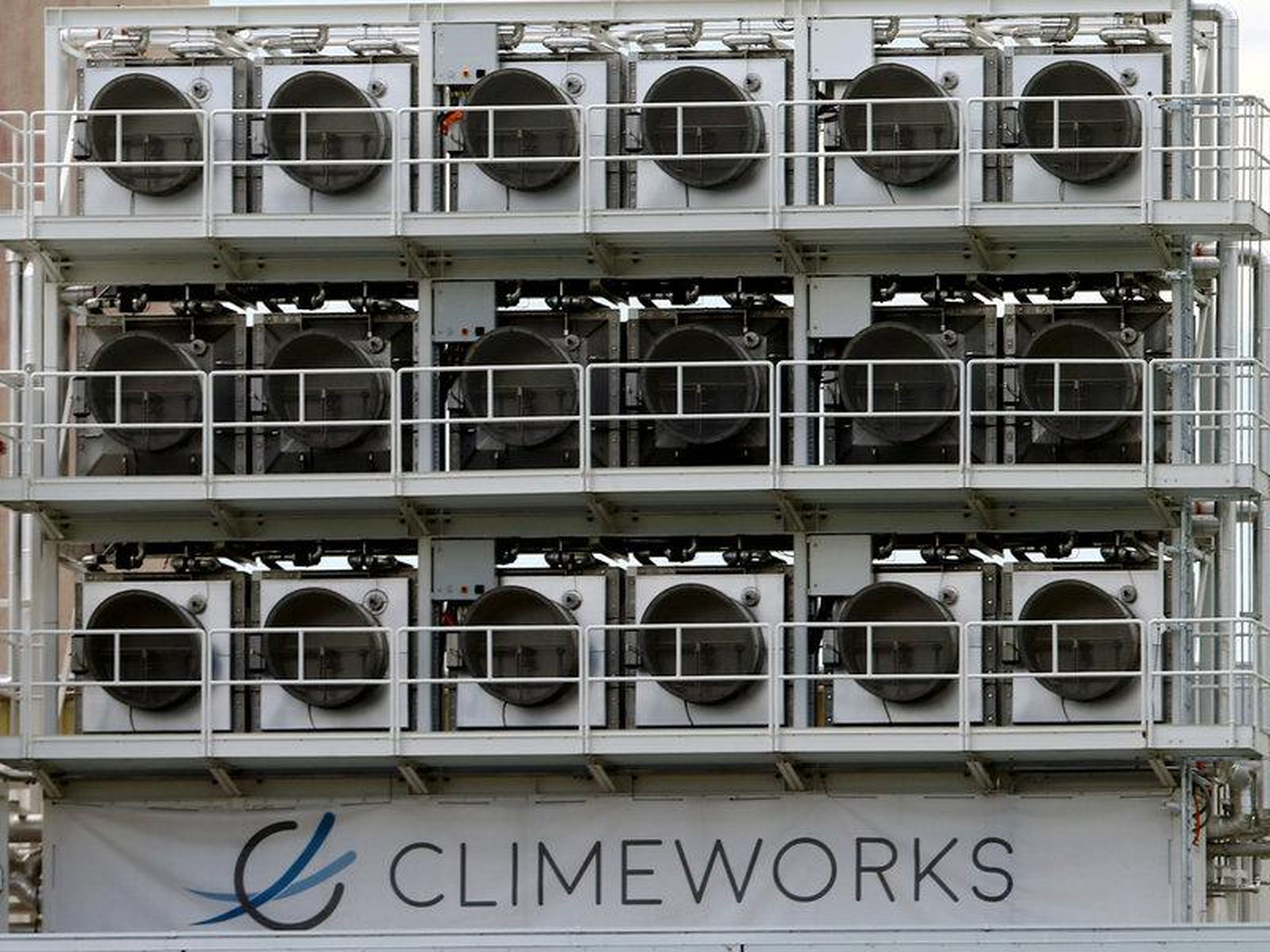 Una instalación de Climeworks para capturar dióxido de carbono del aire en Hinwil, Suiza, el 18 de julio de 2017.