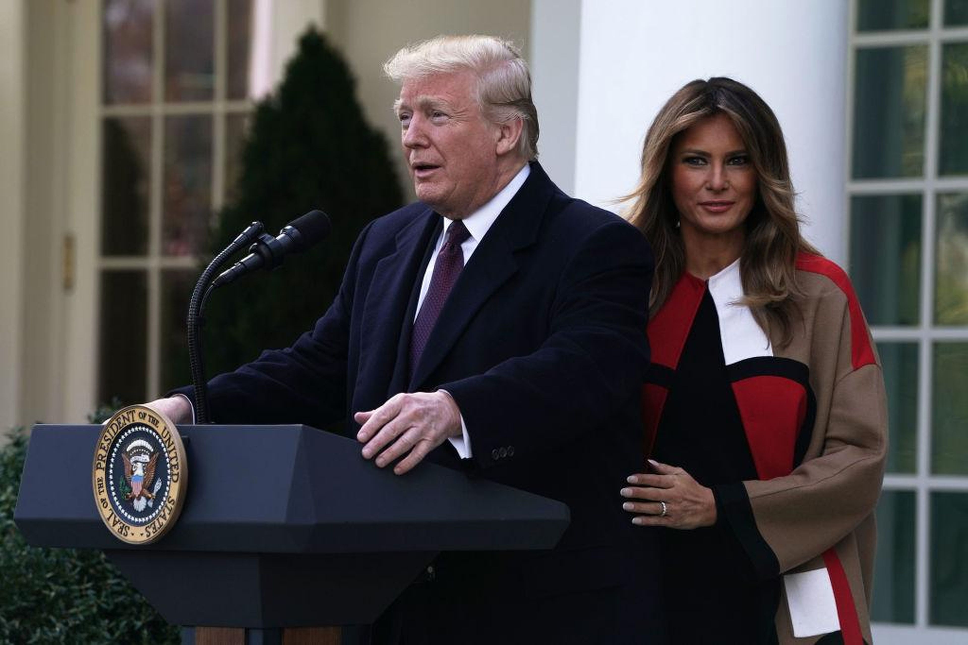 El presidente Donald Trump y la primera dama Melania Trump en un evento en el Jardín de las Rosas de La Casa Blanca el 20 de noviembre de 2018.
