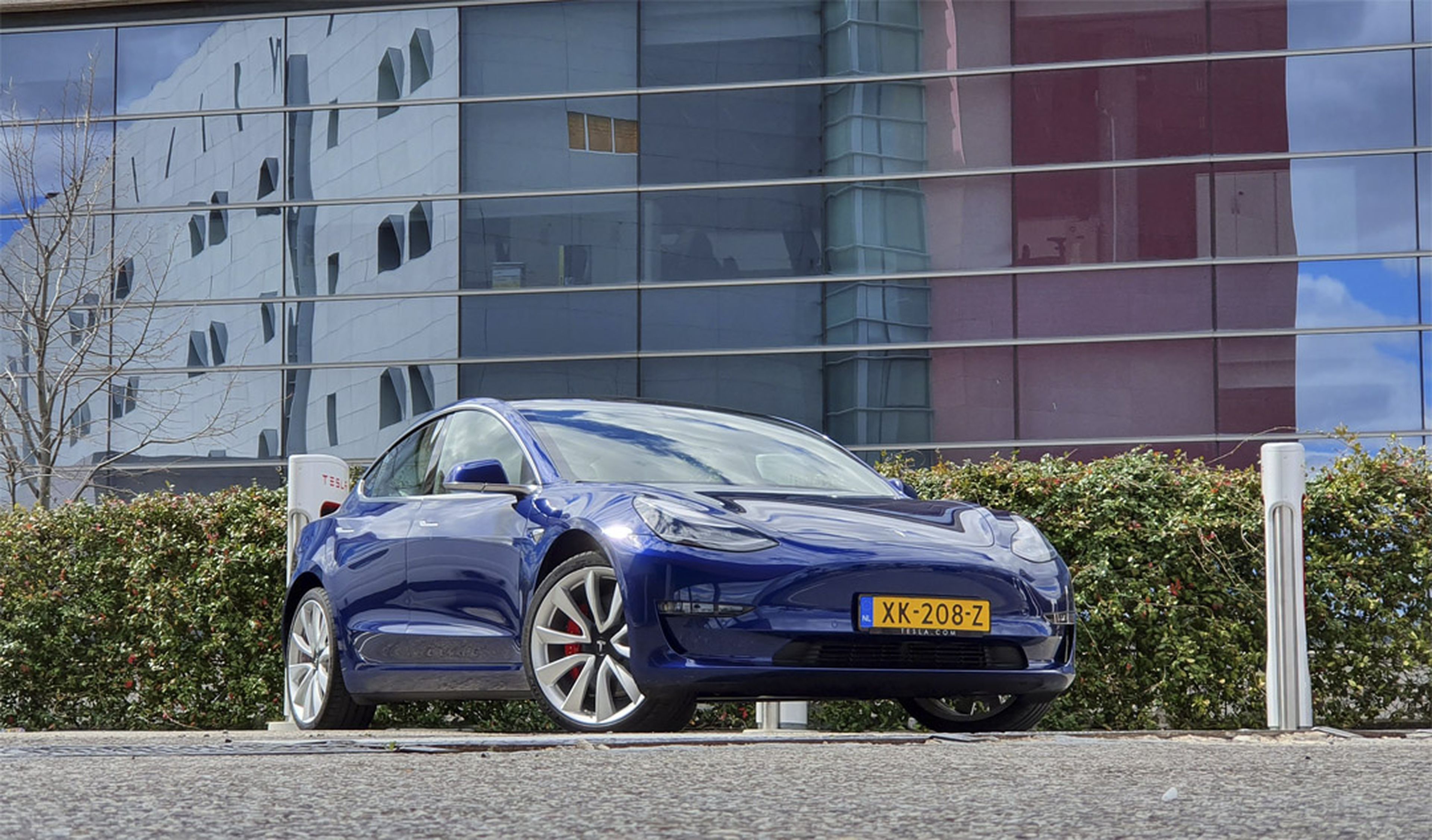 Tesla Model 3 en azul