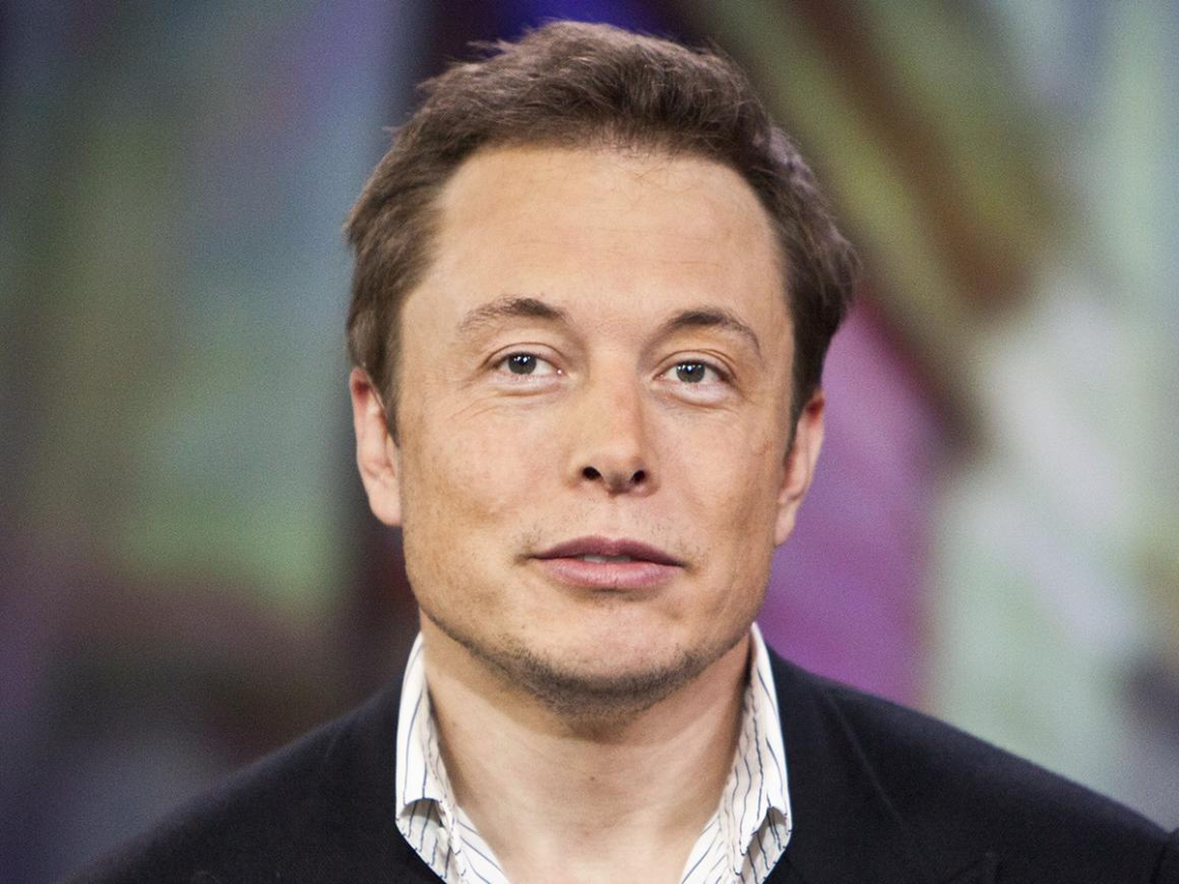 Elon Musk, el CEO de Tesla y SpaceX, está tratando de transformar la forma en la que gente se mueve creando coches eléctricos y proyectos como Hyperloop