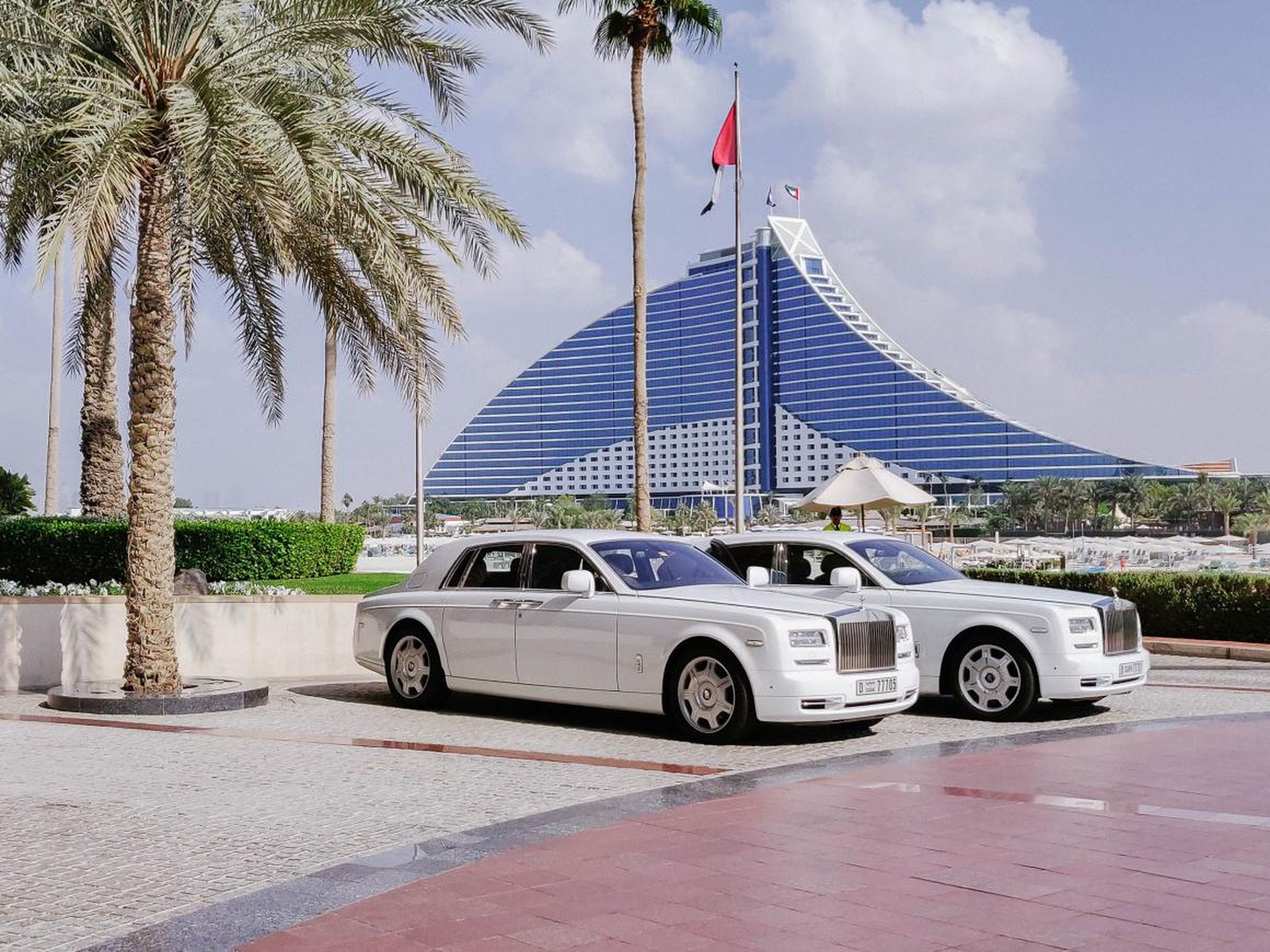 Dos coches Rolls-Royce esperando para recoger a los huéspedes.