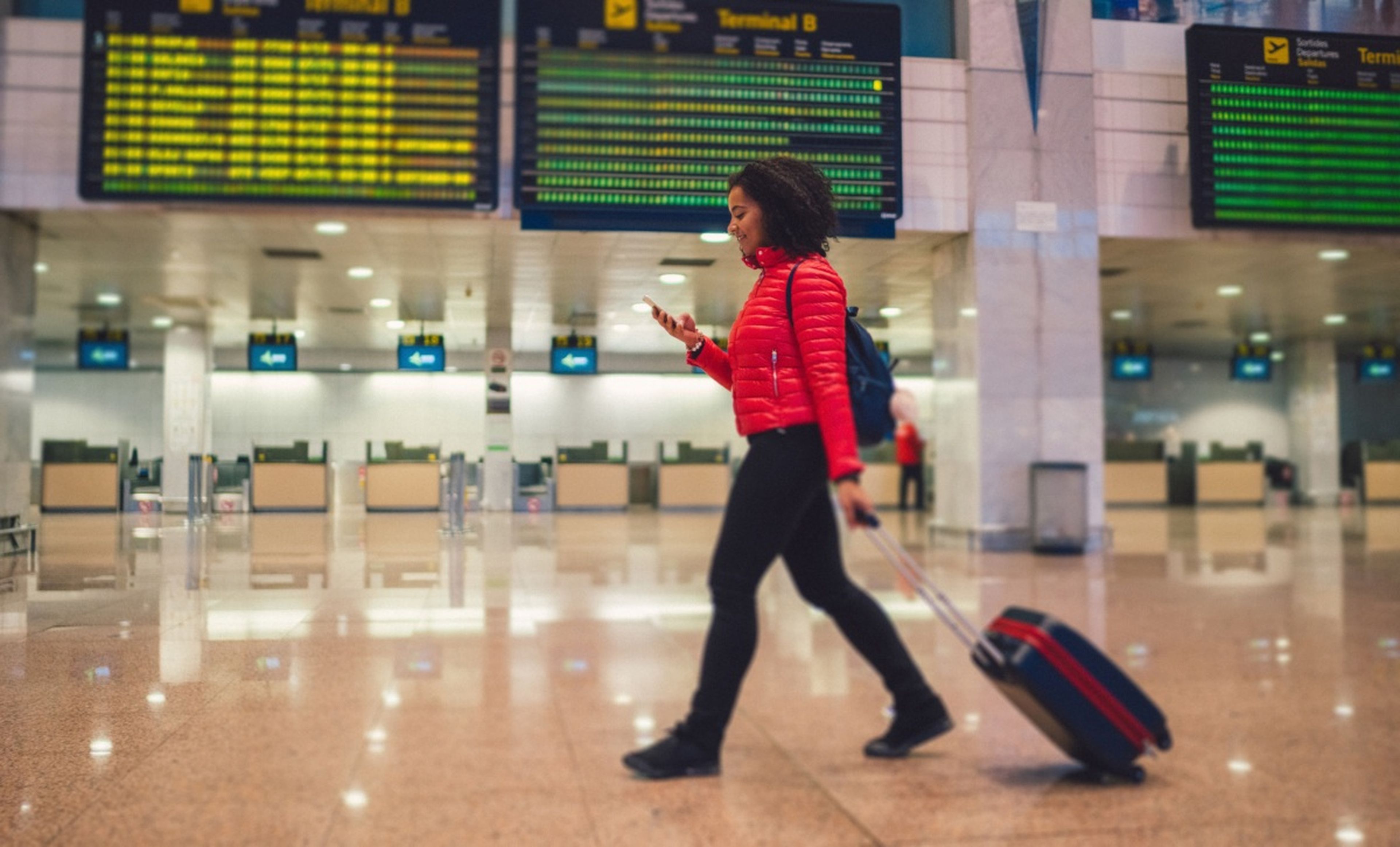 Una turista llega al aeropuerto de Barcelona El Prat