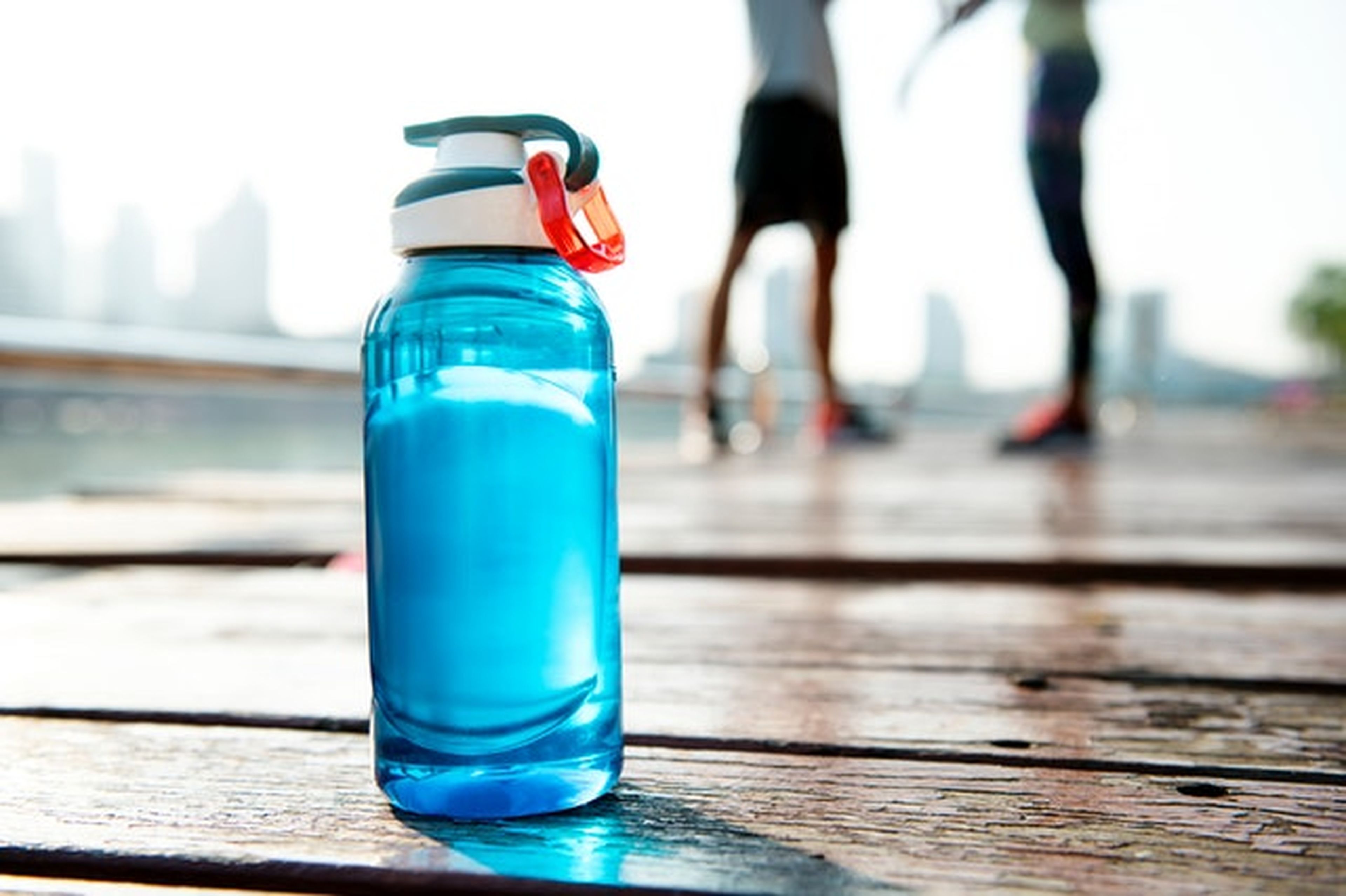 Usar botellas de agua reutilizables es una gran forma de ayudar a la Tierra