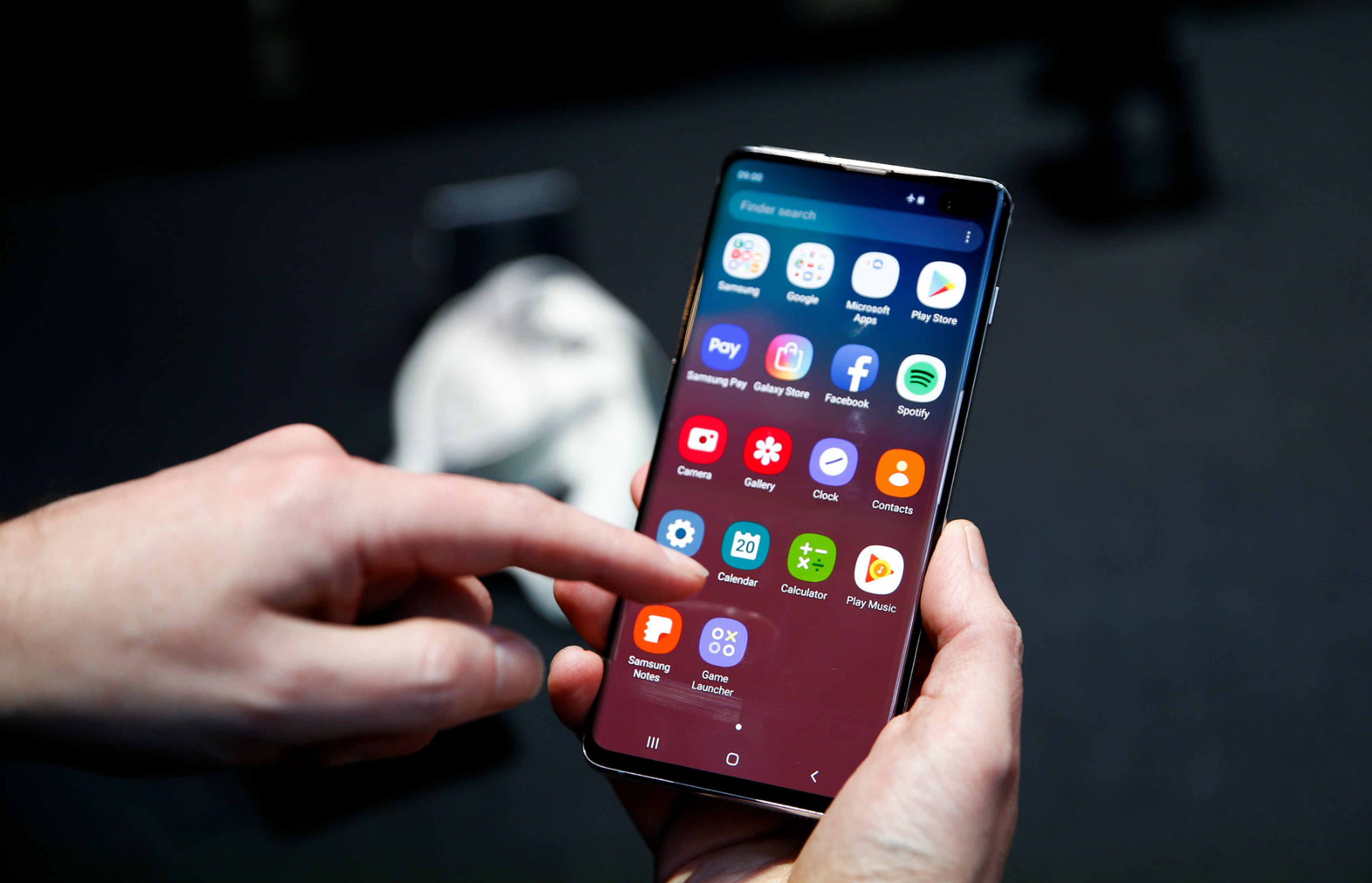 Un usuario probando un smartphone Samsung Galaxy S10.