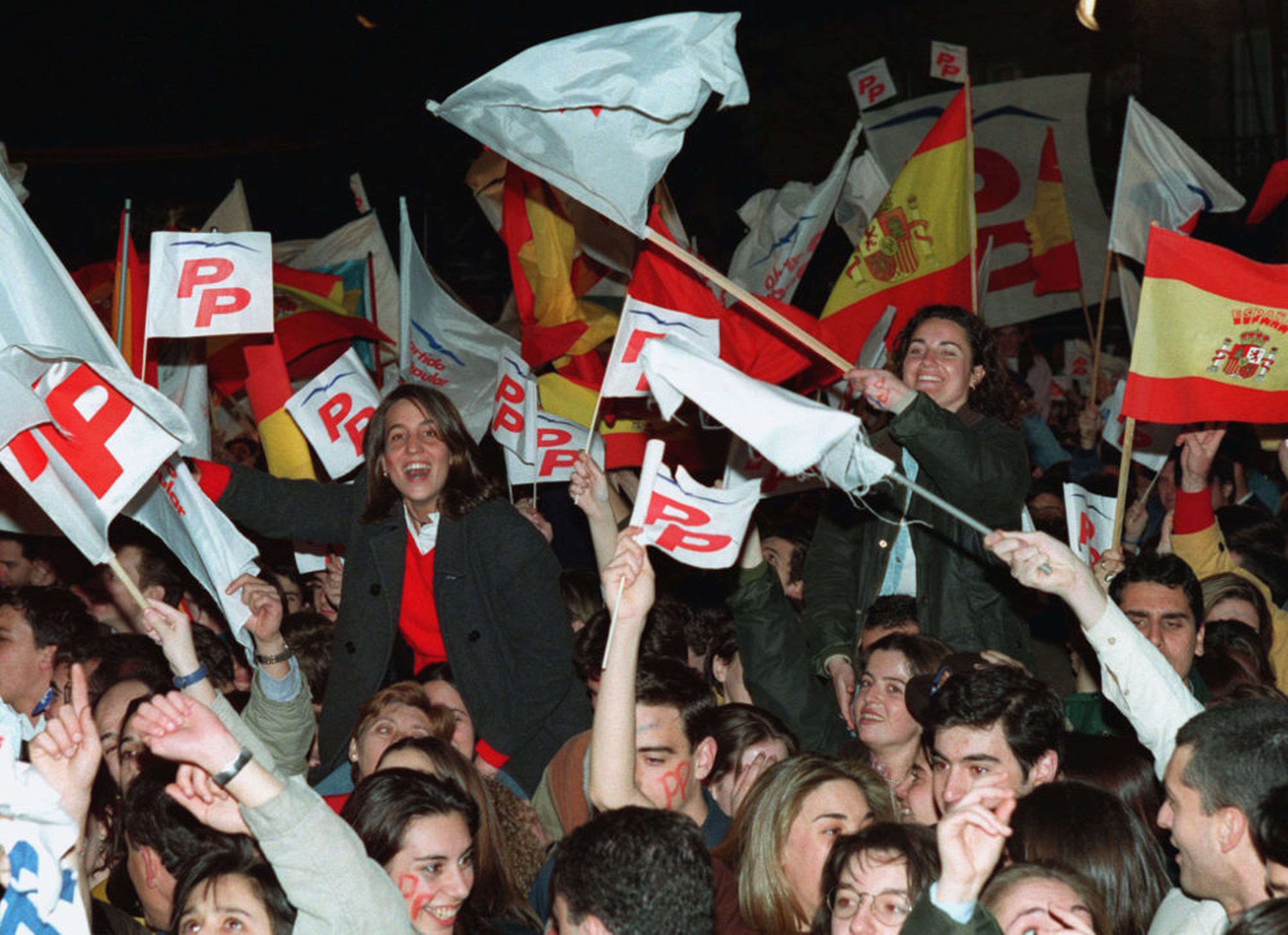 votantes PP celebrando elecciones 1996