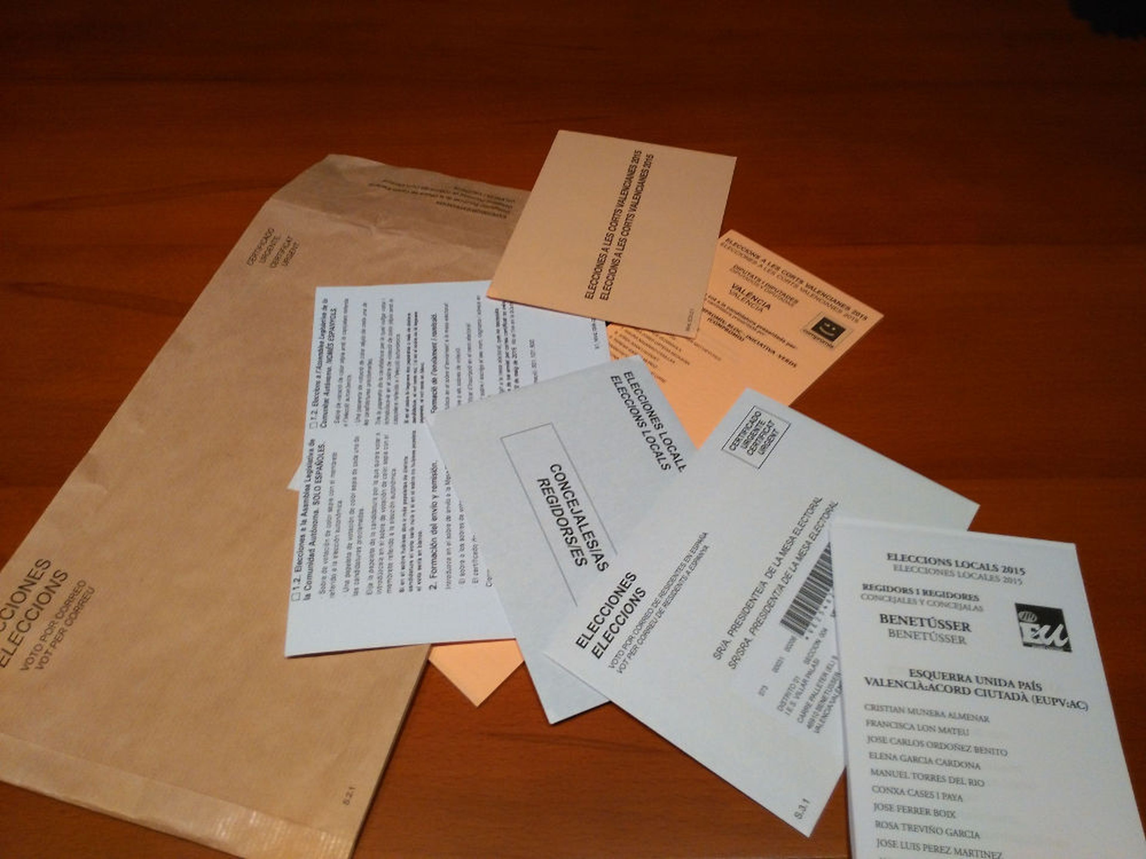Sobre con papeletas para poder votar por correo.