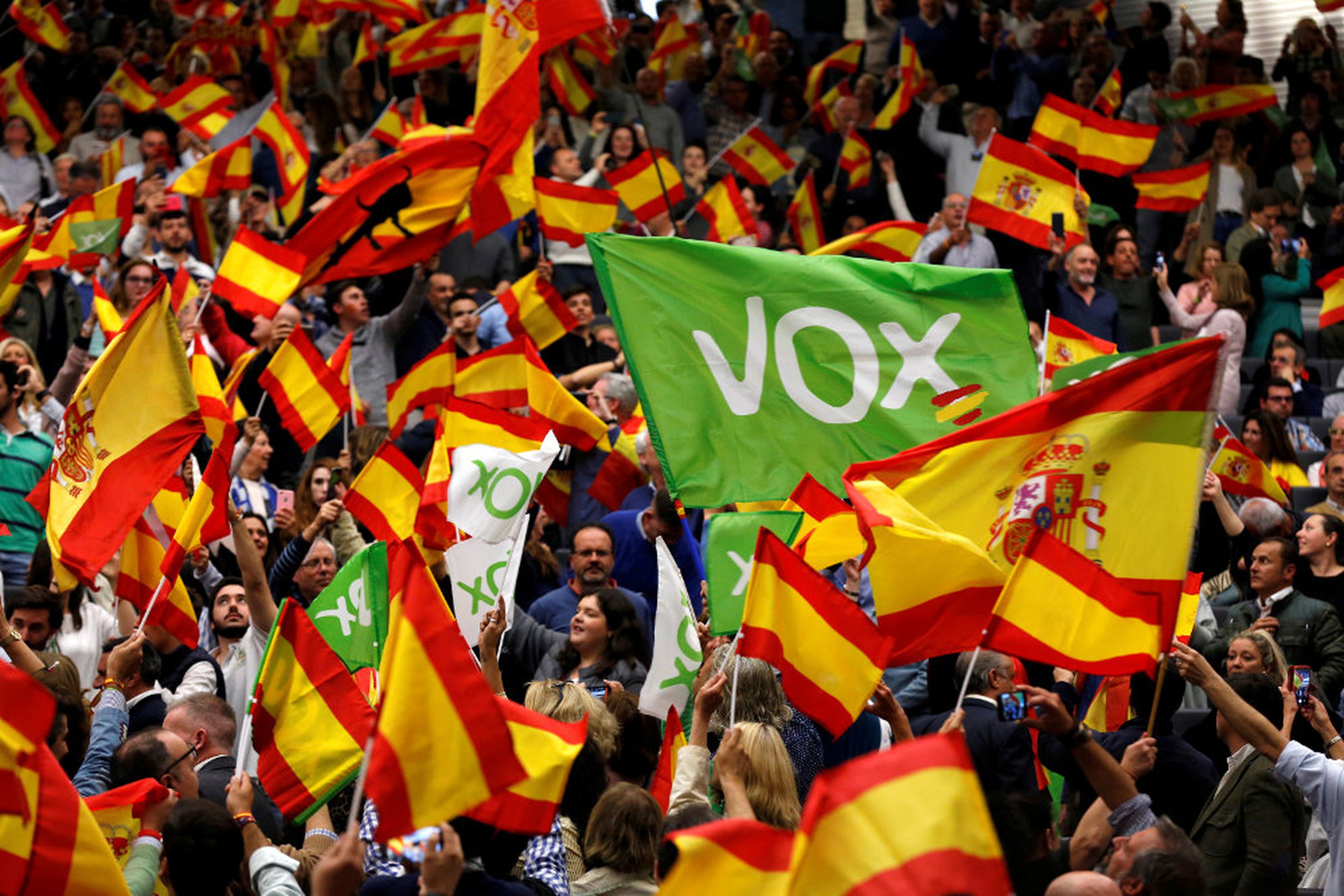 Partidarios de VOX ondean banderas españolas en un mitin electoral en Sevilla el 24 de abril de 2019.