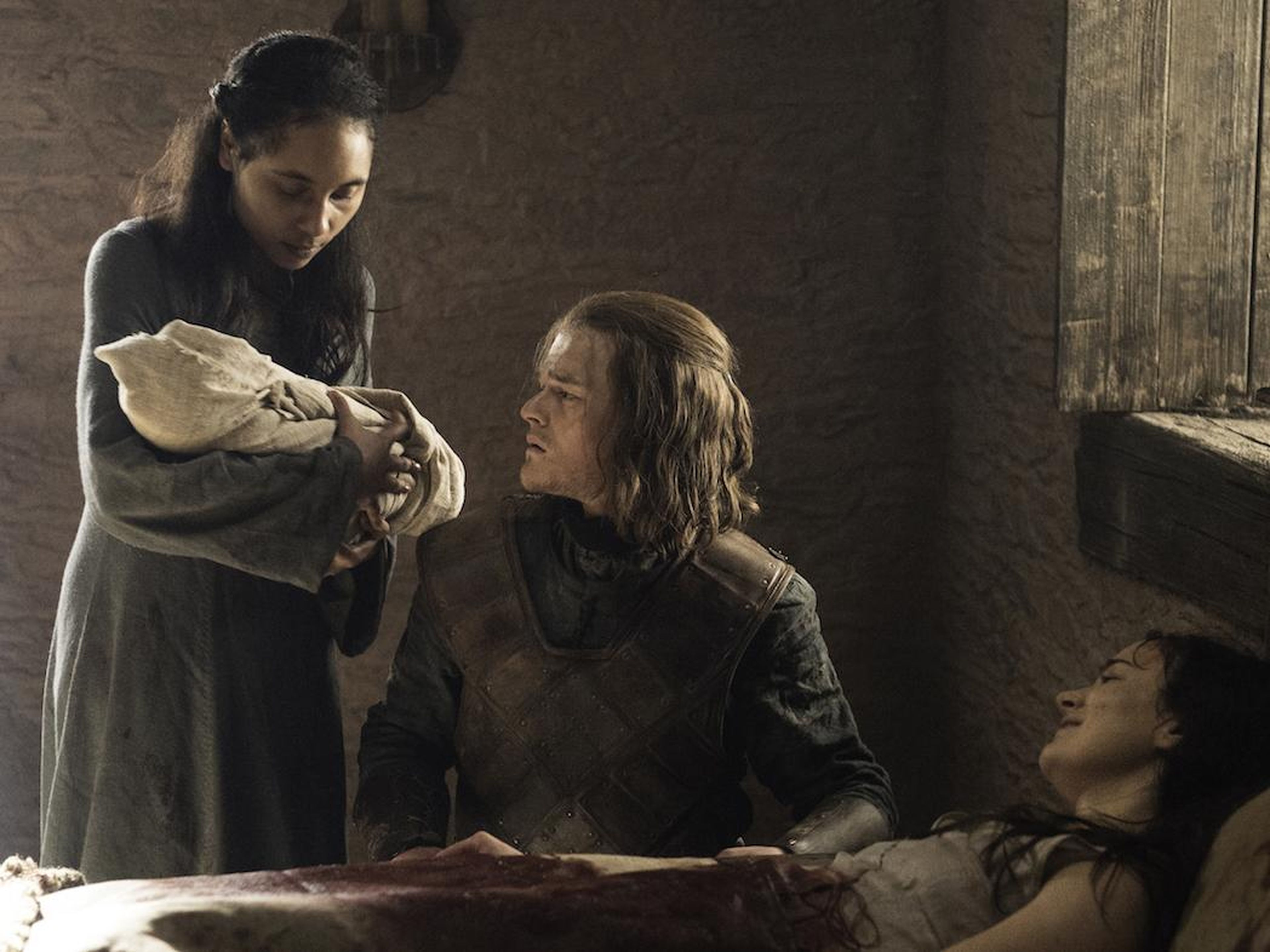 El joven Ned Stark conociendo al bebé Aegon por primera vez mientras Lyanna agonizaba.