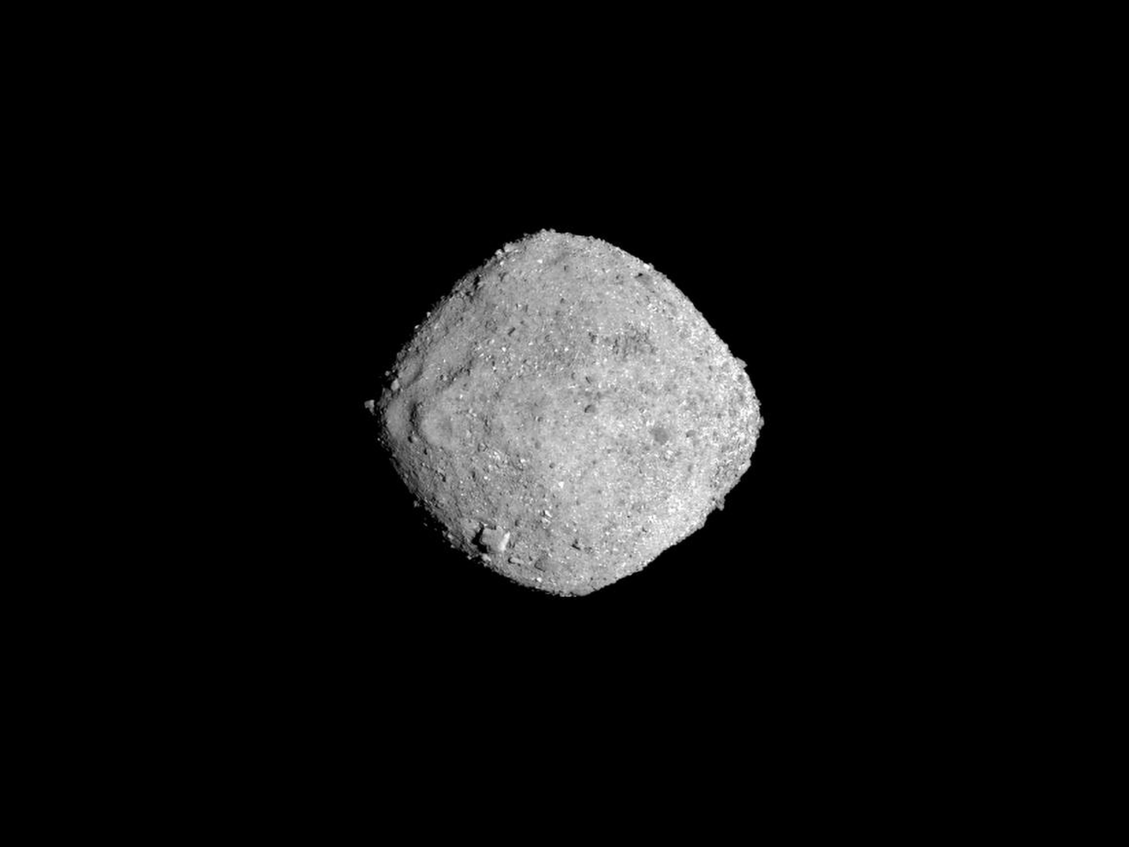 La nave espacial OSIRIS-REx de NASA tomó esta imagen del asteroide Bennu en Noviembre 16, 2018, desde una distancia de 85 millas (136 kilómetros).