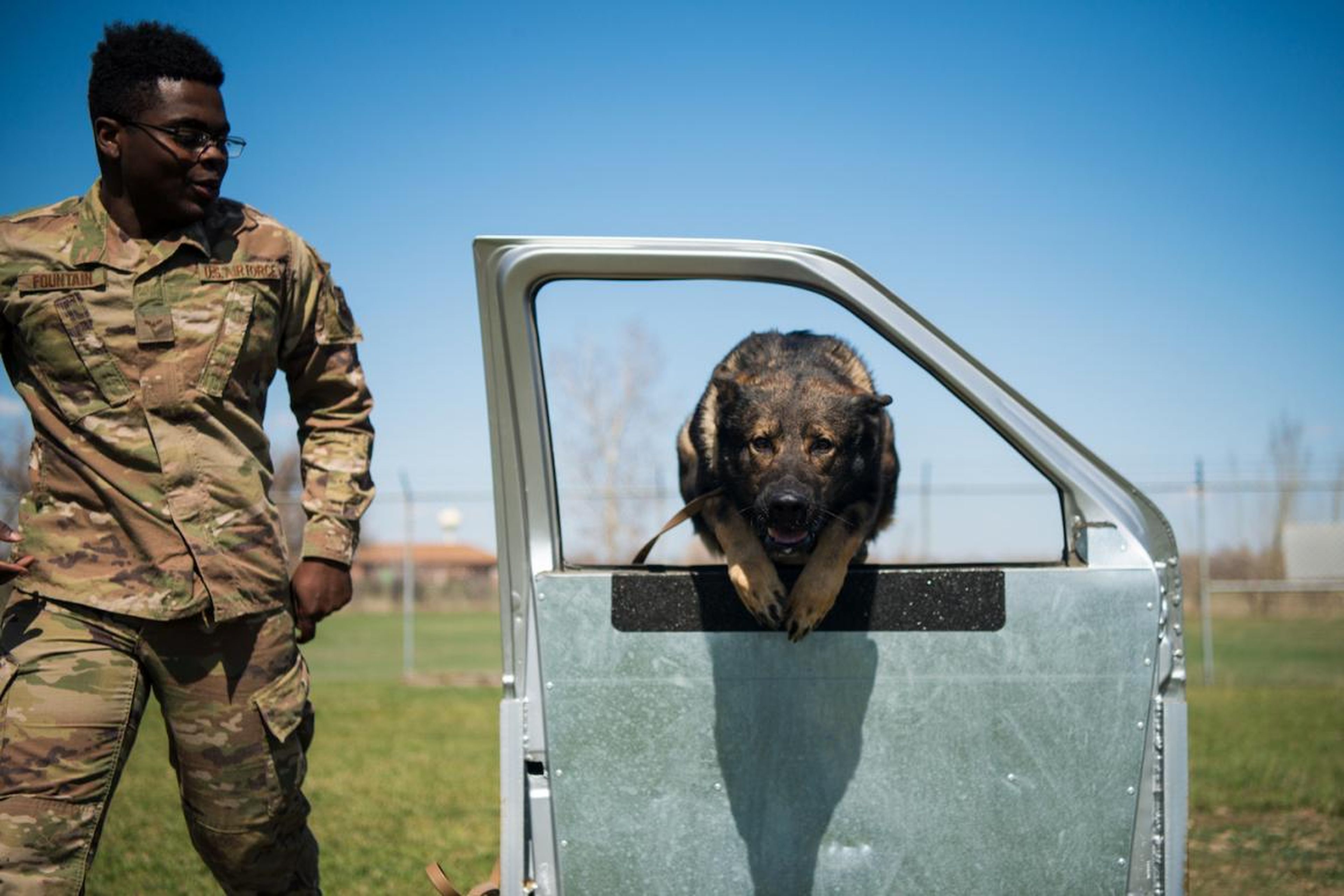 John Fountain, piloto de primera clase, un adiestrador de perros, con Deny en la carrera de Obstáculos de Obediencia en la base aérea de Minot, Dakota del Norte, 24 de abril de 2019