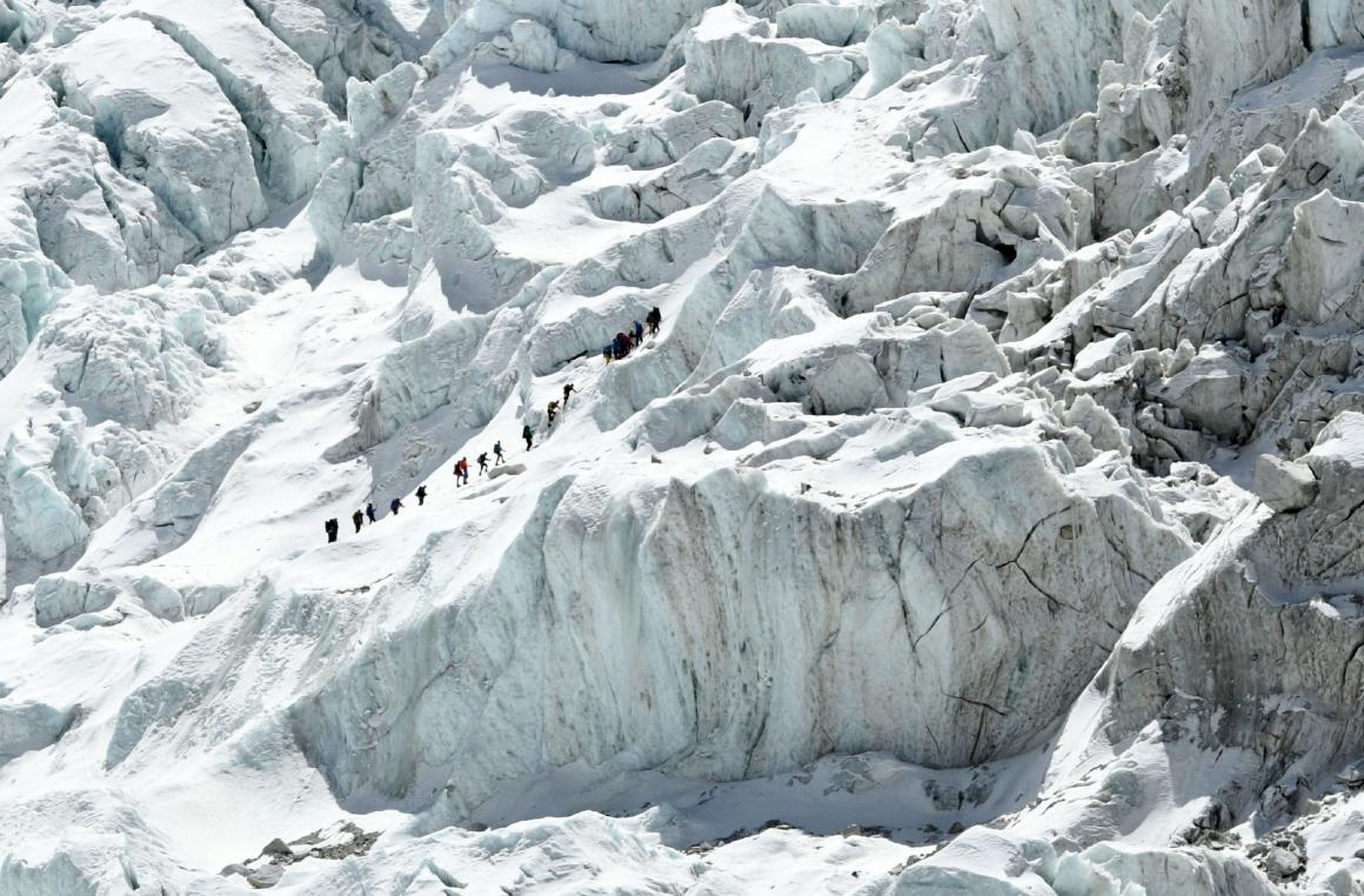 En esta fotografía tomada el 24 de abril de 2018, varios escaladores cruzan Khumbu. Fue tomada desde el campamento base.