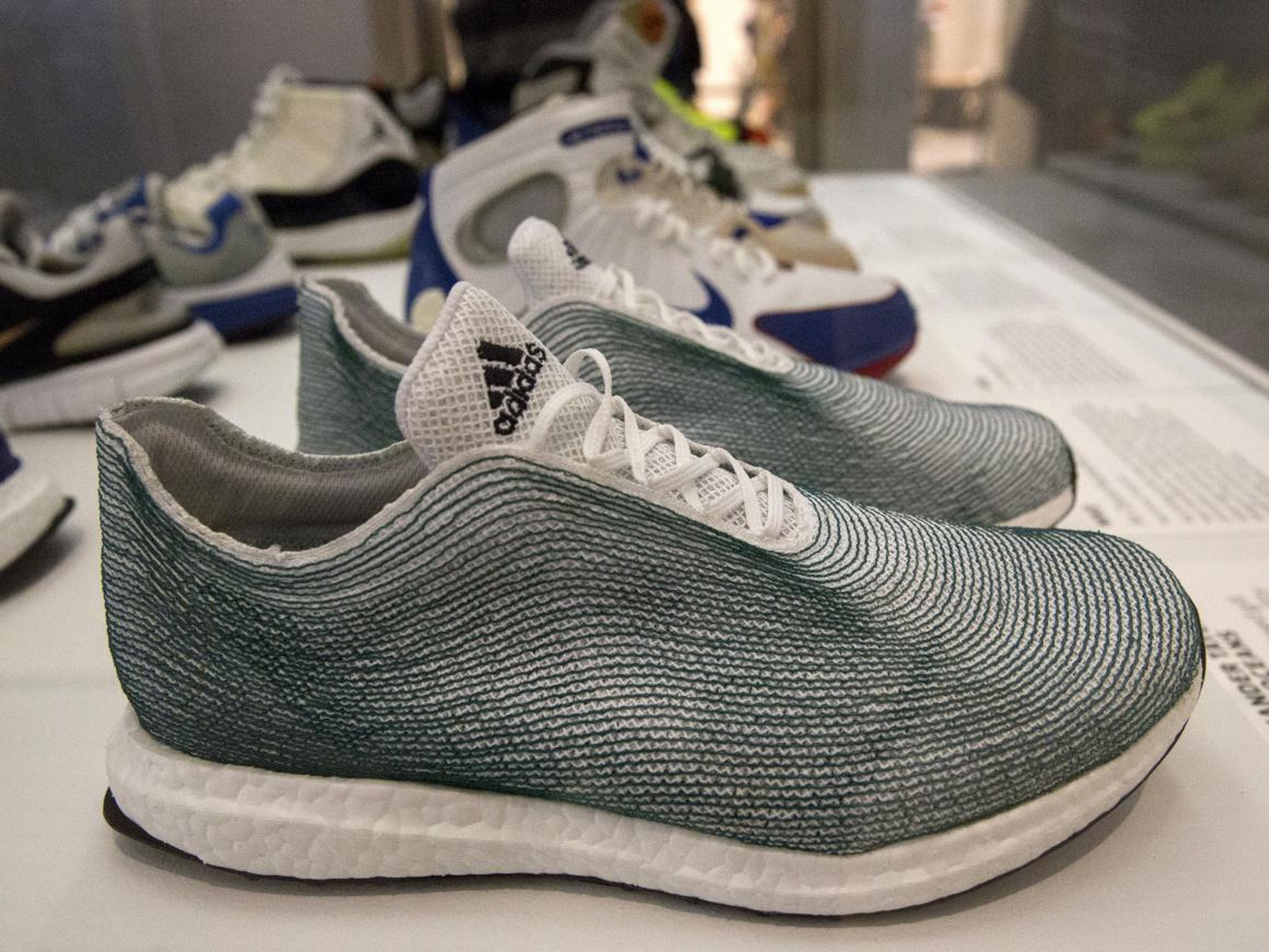 9. Adidas comenzó a utilizar materiales reciclados para la industria textil en su colaboración Adidas x Parley para los océanos en 2015.