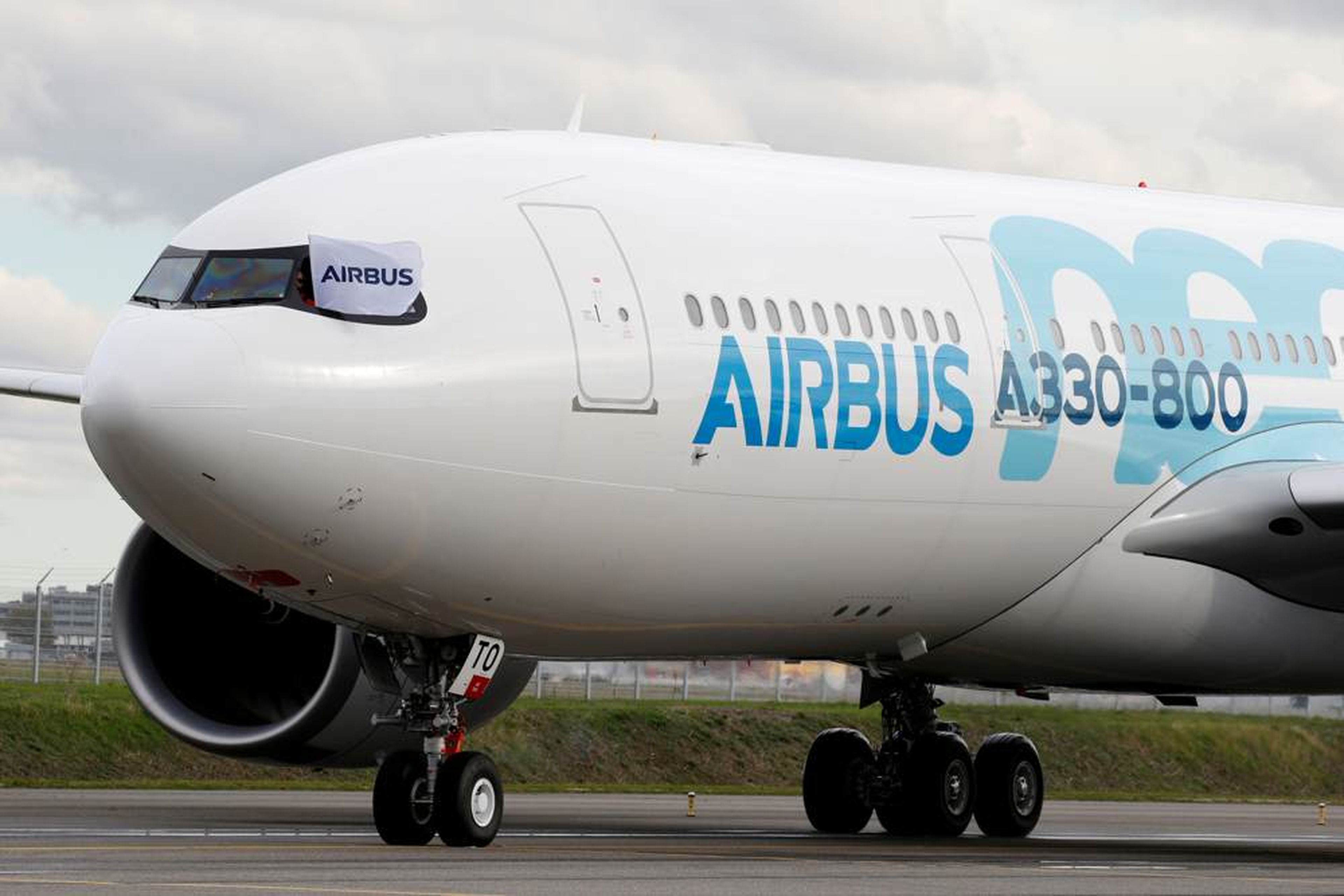 Un avión Airbus A330-800 aterriza después de una presentación de un vuelo en Colomiers cerca de Toulouse.