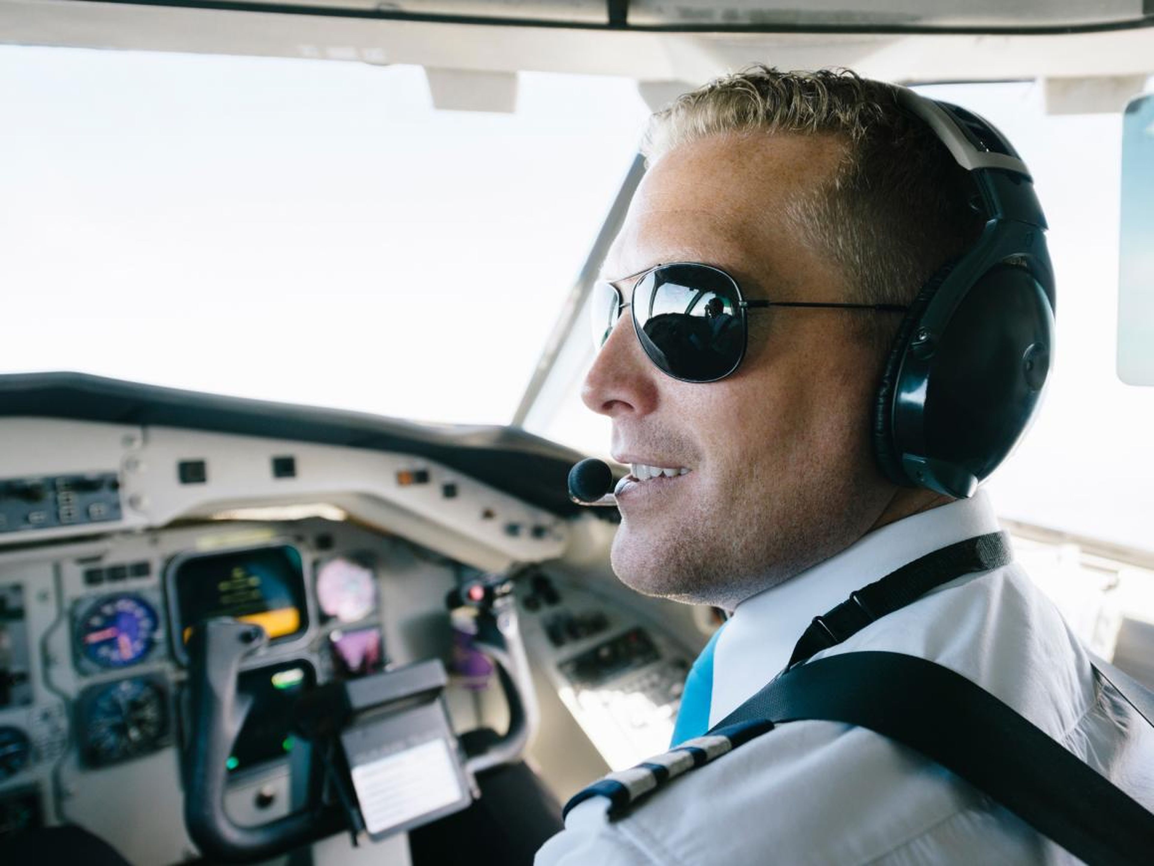 Un piloto en la cabina de un avión.