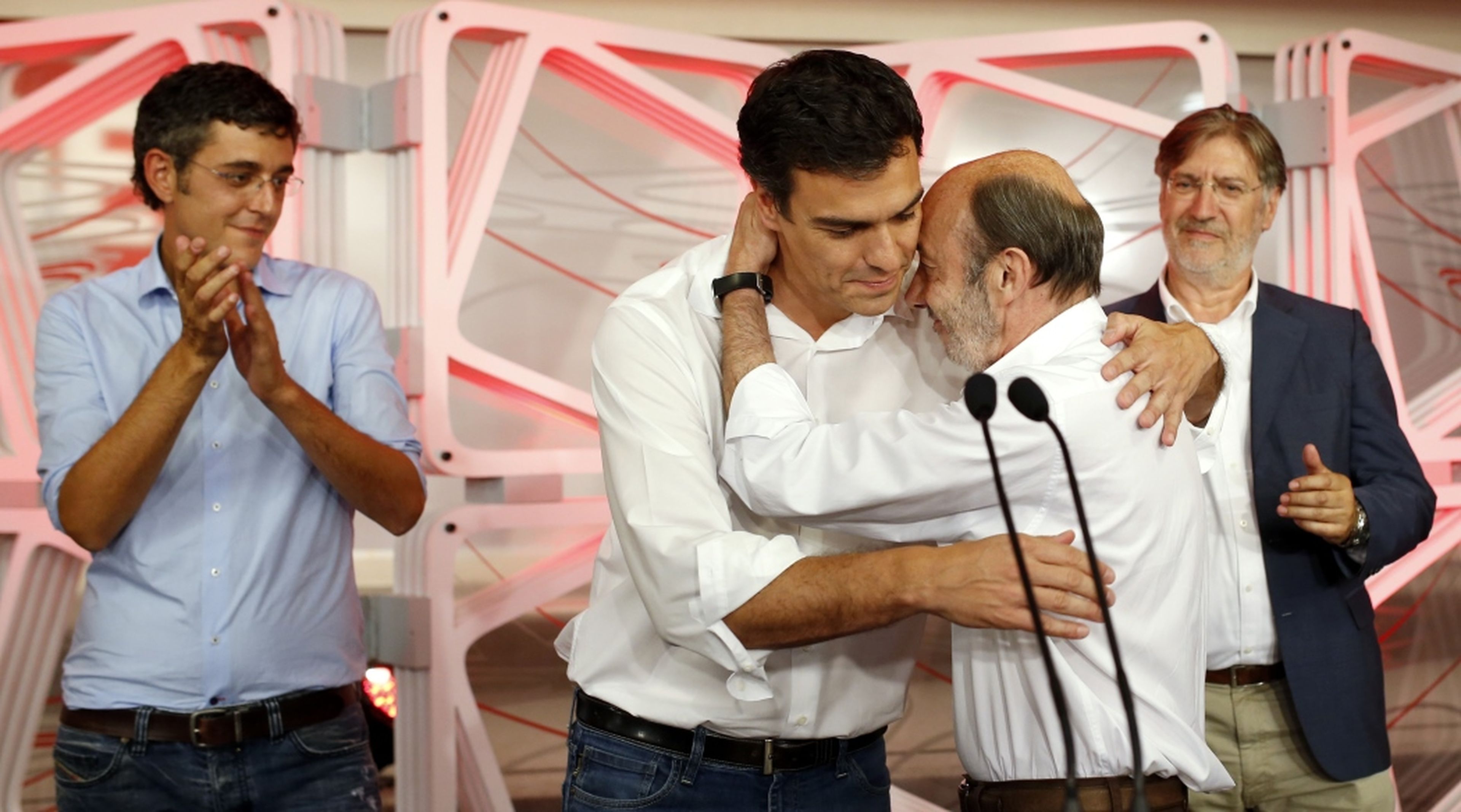 Alfredo Pérez Rubalcaba felicita a Pedro Sánchez tras ser elegido nuevo secretario general del PSOE en 2014.