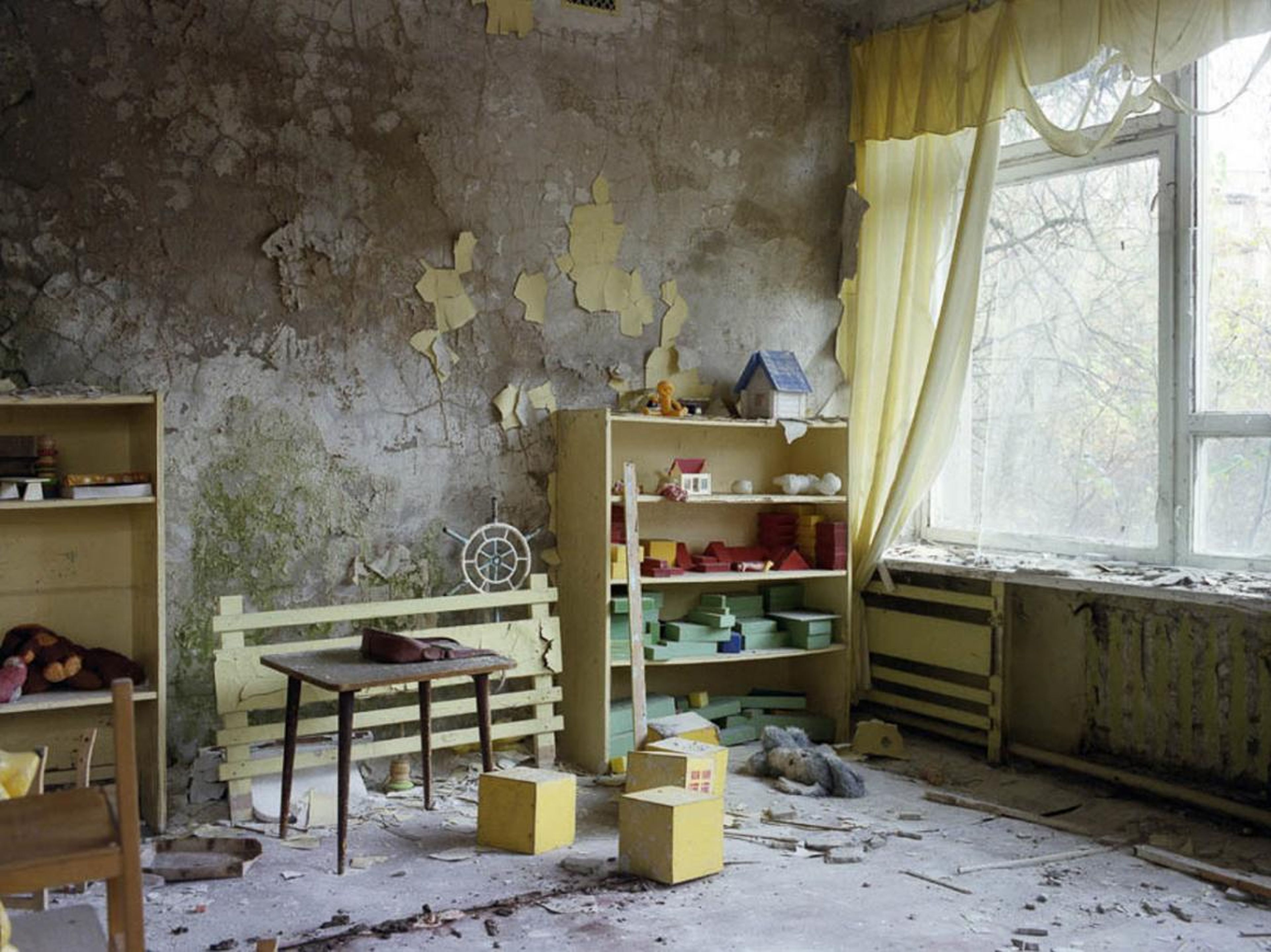 Estanterías y juguetes, guardería, Pripyat, 1997.