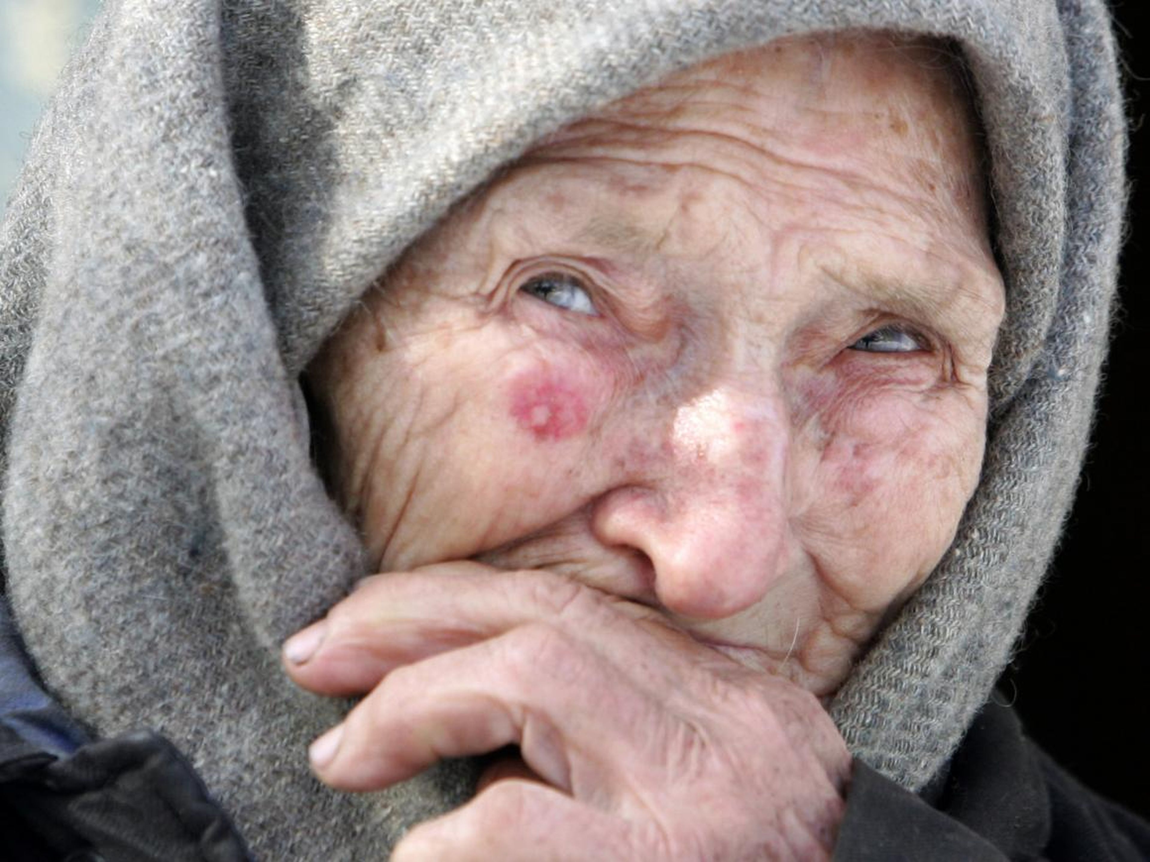Zina Guzienko, ahora con 93 años, fotografiada en la evacuada ciudad de Illysintsy, Ucrania, en Marzo de 2006
