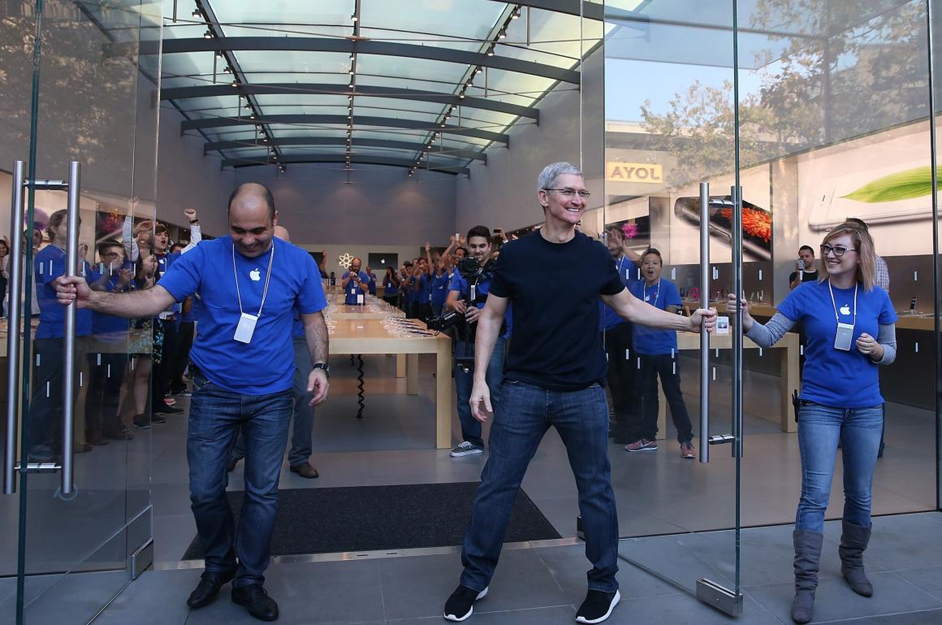El CEO de Apple, Tim Cook, abriendo las puertas de una Apple Store.