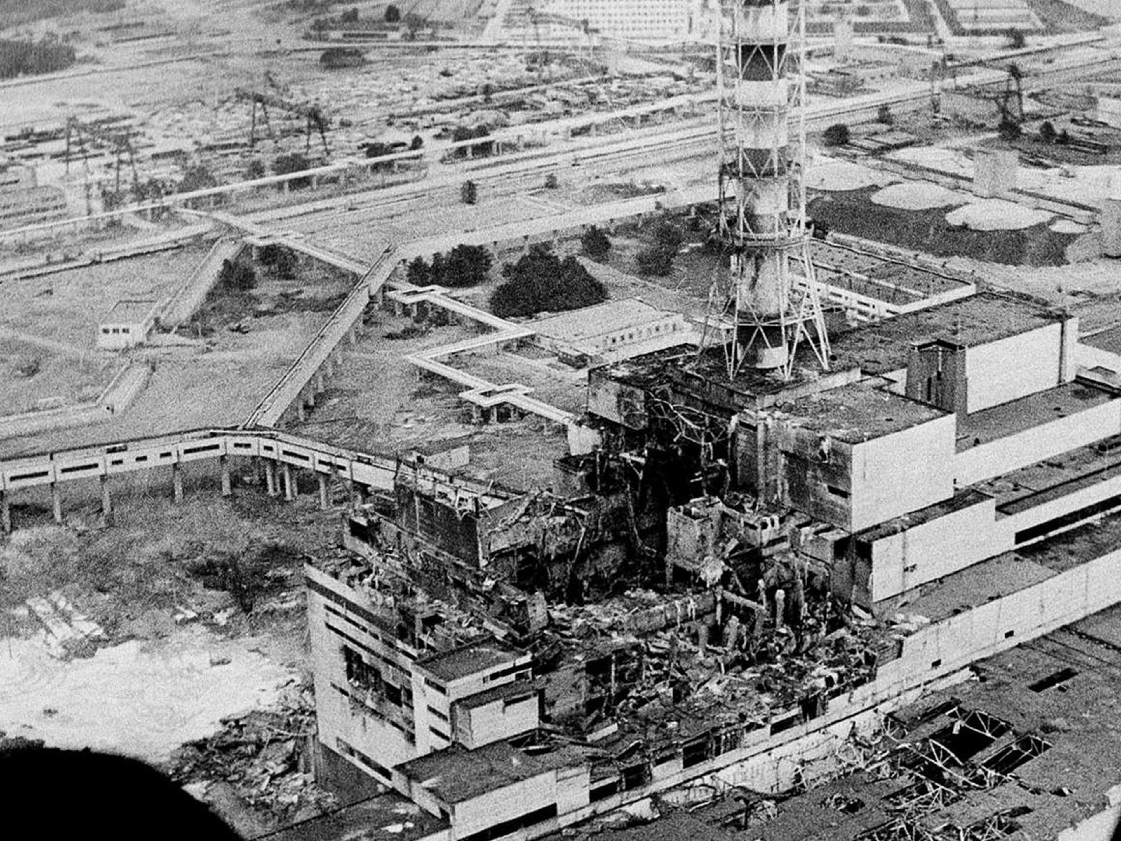 Un vistazo aéreo a la planta nuclear de Chernobyl, el lugar del peor accidente nuclear de la historia. La foto es de abril de 1986, unos días después de la explosión