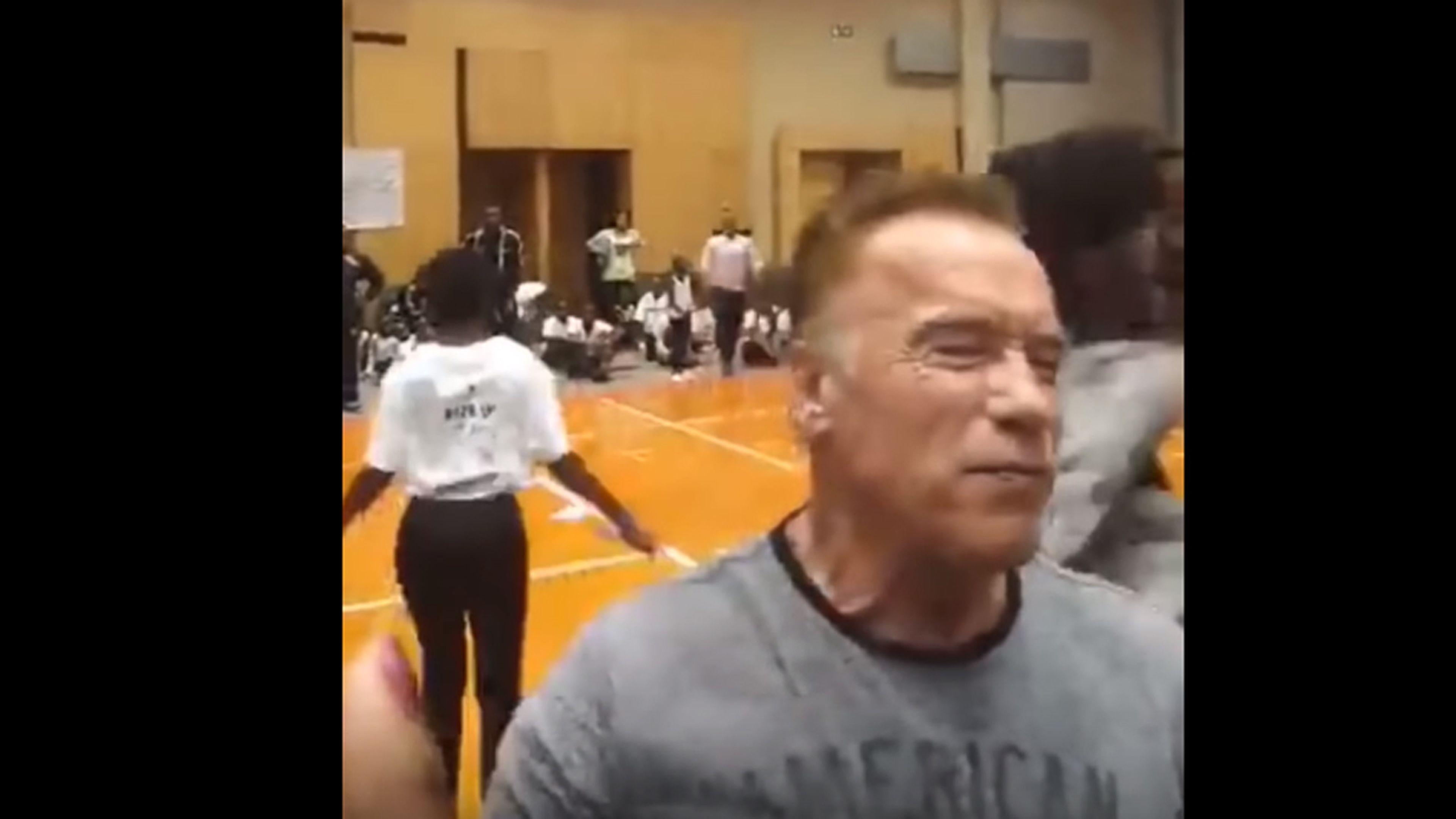 Arnold Schwarzenegger recibe una patada voladora en Sudáfrica