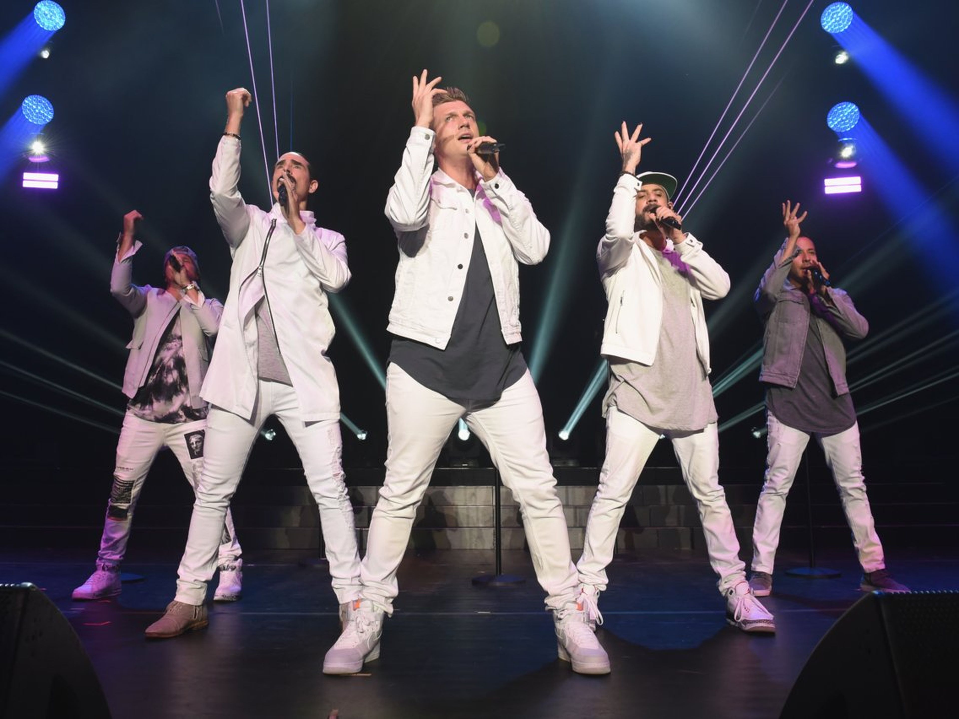 Desde la izquierda, Kevin Richardson, Howie Dorough, Nick Carter, Brian Littrell y AJ McLean de los Backstreet Boys actuando el 16 de junio de 2018.