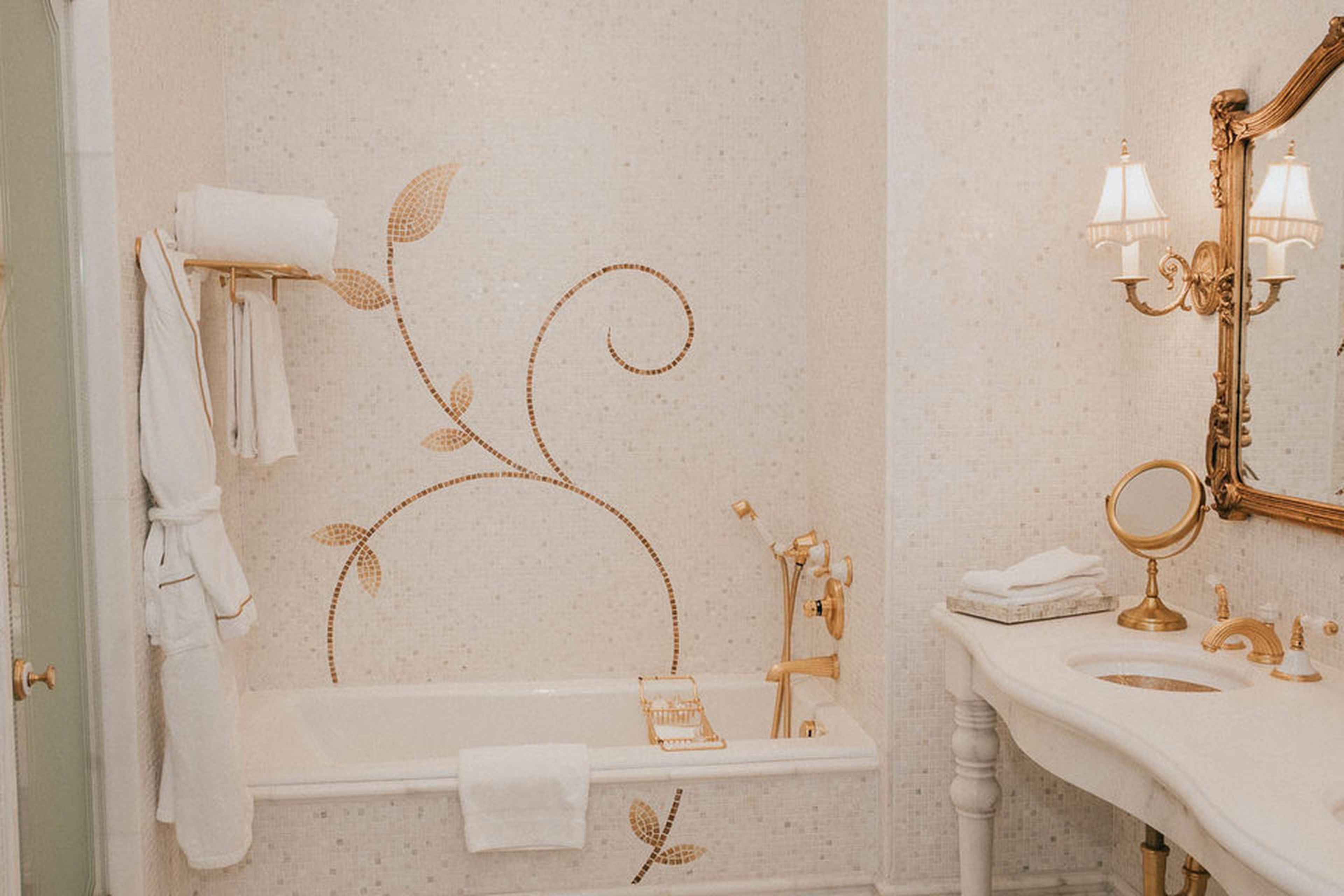 El baño es esencialmente una versión más pequeña del de la suite en la que me quedé. Conserva el mosaico de oro.
