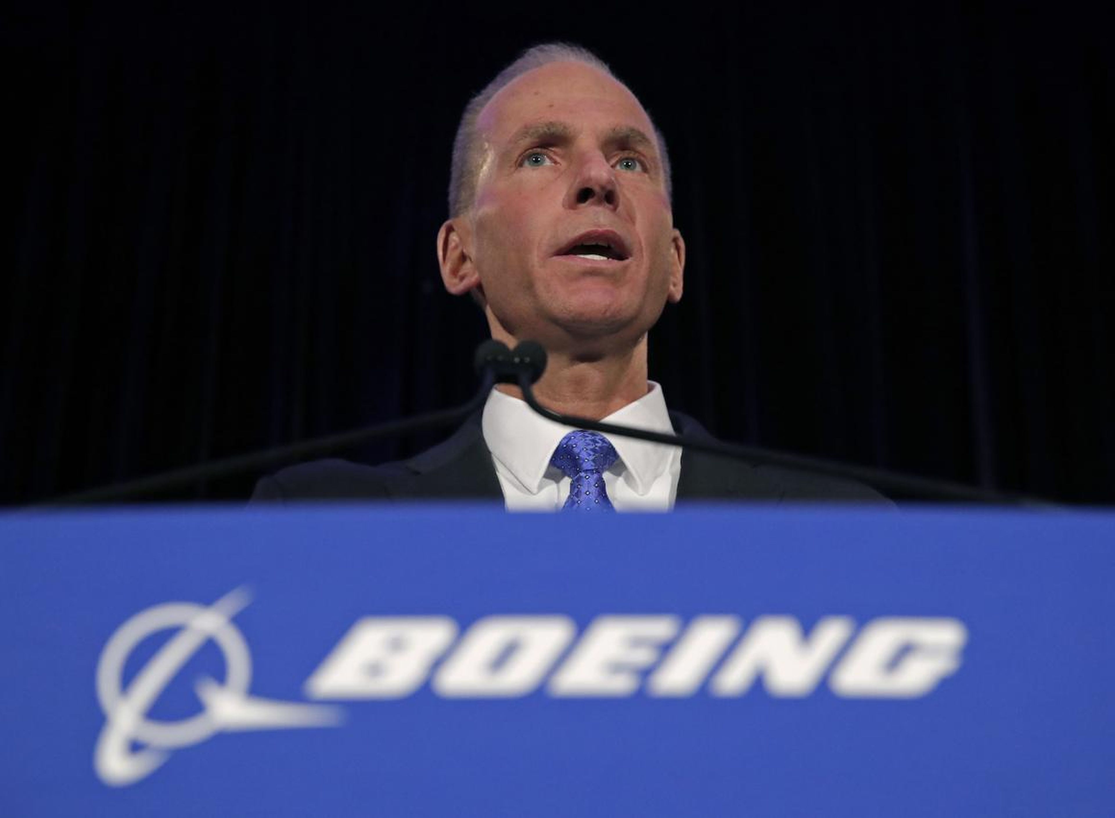 El presidente ejecutivo de Boeing, Dennis Muilenburg, habla durante una conferencia de prensa tras la reunión anual de accionistas en el Field Museum el 29 de abril de 2019 en Chicago.