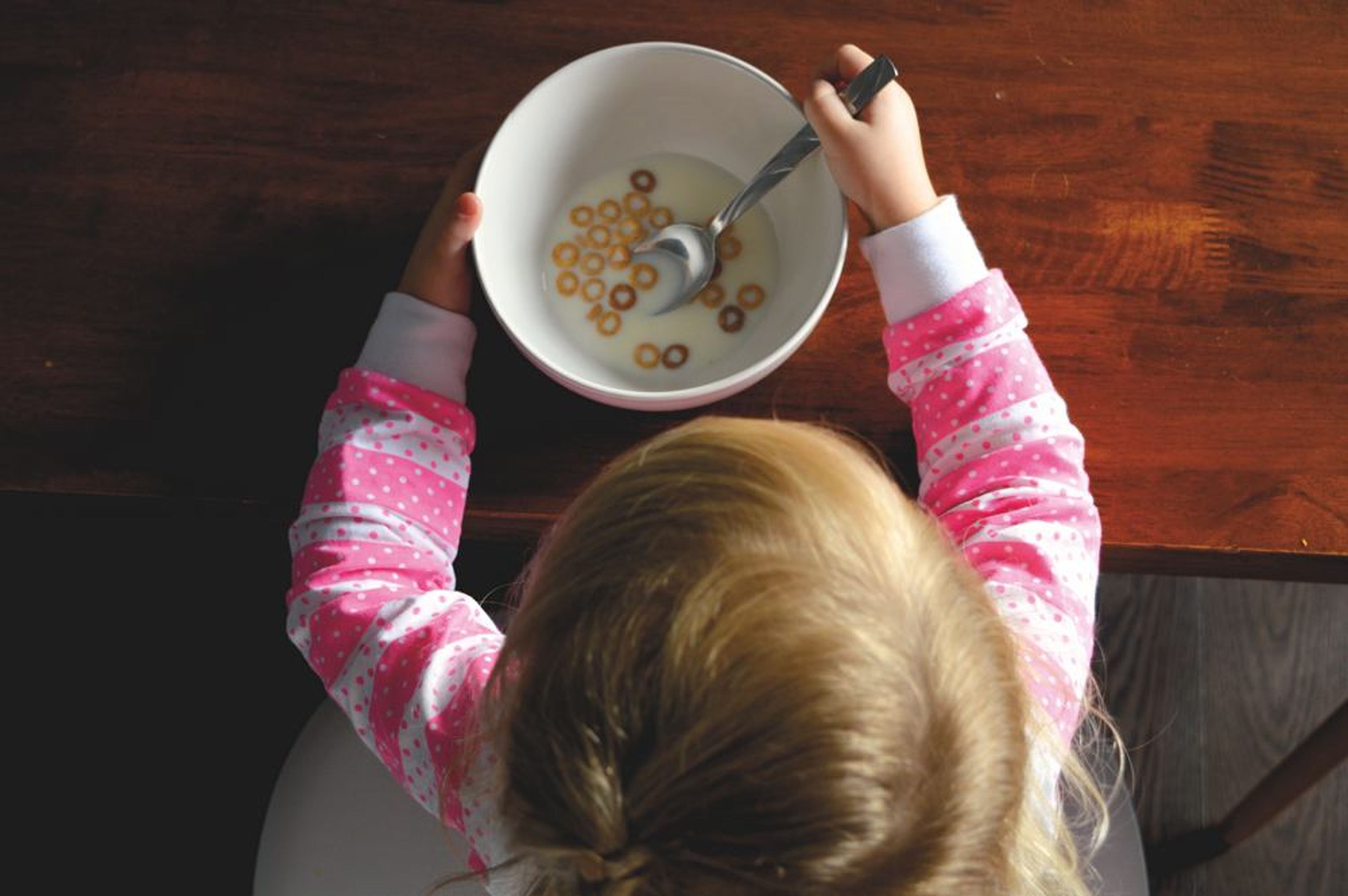 Cereales, niño desayunando